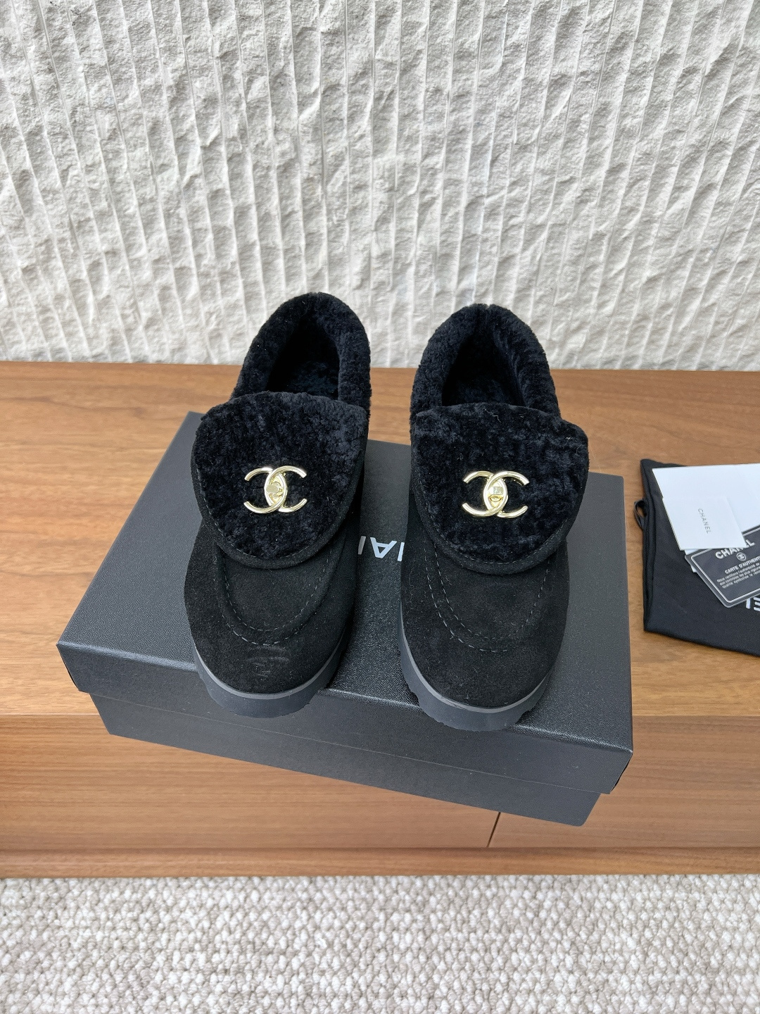 NO:646288,G589 Chanel Xiaoxiang 25ss new autumn and winter plush loafers and fur shoes. The toe is spliced with plush material and the lining is wool, which combines warmth and luxurious texture. It is suitable for autumn and winter wear. The toe is decorated with a metal double C buckle, and the 'CHANEL' logo is printed on the inside of the tongue, continuing the brand's high recognition.  The round-toe Loafer shoe shape is loose and does not squeeze the feet; the sole is a lightweight rubber foam sole, which is soft and light, comfortable to walk with and has a low-key heightening effect. The color scheme of brown + gold, black + gold is retro and elegant, and can be matched with autumn and winter items such as , , and etc. It is a 'warm + refined' practical model. The upper is made of original imported cow suede/wool, and the lining is made of wool. The outsole is an original custom-made rubber outsole.  Size35-39 (40.41 customized, non-returnable), loafers, fur shoes, chanel, loafers19860909G589 Chanel 小香 25ss秋冬新款 毛绒 乐福鞋 毛毛鞋 鞋头拼接毛绒材质,内里是羊毛,兼顾保暖和奢华质感,适合秋冬穿着. 鞋头有金属双C扣装饰,鞋舌内侧印有“CHANEL”标识,延续品牌高辨识度. 圆头乐福鞋型,鞋身宽松不挤脚；鞋底是轻量橡胶发泡底,软弹轻便,走路舒适且带低调增高效果.棕+金、黑+金的配色既复古优雅,又能和、、等秋冬单品适配,属于“保暖+精致”的实用款. 鞋面采用原版进口牛反绒/羊毛 内里垫脚羊毛 大底原版定制橡胶大底 Size35-39（40.41定制不退换）,乐福鞋毛毛鞋,chanel,loafers,Women's Shoes