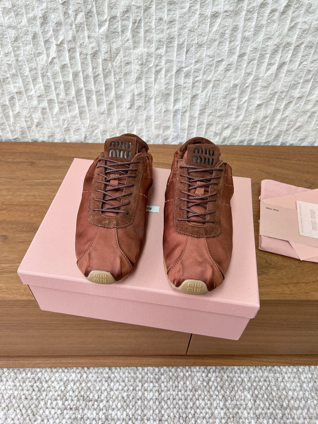 NO:646312,G100 Miu Miu 26WF early spring new product satin ballet shoes De training shoes The clever fusion of ballet shoes and De training shoes is not only an innovative interpretation of the classic style, but also the perfect interpretation of Miu's girly and light luxury. It breaks the traditional dullness and integrates light luxury and softness into daily wear. The classic ballet shoes are paired with the simple outline of De training shoes to show refreshing vitality. The combination adds gentleness and agility, and easily brightens up daily looks.  Let ordinary wear also reveal extraordinary taste, showing the agility and elegance of an exclusive girl. The fabric is made of original imported silk, the lining is tiptoe sheepskin, the sole is original customized rubber outsole, the sole is 35-39 (customized for 40, non-returnable), casual shoes/sports shoes, miumiu, sneakers, sheepskin, real silk, silk fabric19860909G100 Miu Miu 缪缪 26WF早春新品 绸缎 芭蕾舞鞋 德训鞋 将芭蕾舞鞋与德训鞋的巧妙融合 既是对经典风格的创新演绎, 也是 Miu少女感与轻奢感的完美诠释 打破传统的沉闷感 将轻奢柔美融入日常穿搭. 经典芭蕾舞鞋鞋型搭配德训鞋简约轮廓 搭配显清爽活力 配添温柔灵动,轻松点亮日常造型 让平凡穿搭也能透出不凡品味 尽显专属少女的灵动与雅致. 面料采用原版进口真丝 内里踮脚羊皮 鞋底原版定制橡胶大底 鞋底35-39（40定做不退换）,休闲鞋/运动鞋,miumiu,sneakers,sheepskin,real silk,silk fabric,Women's Shoes