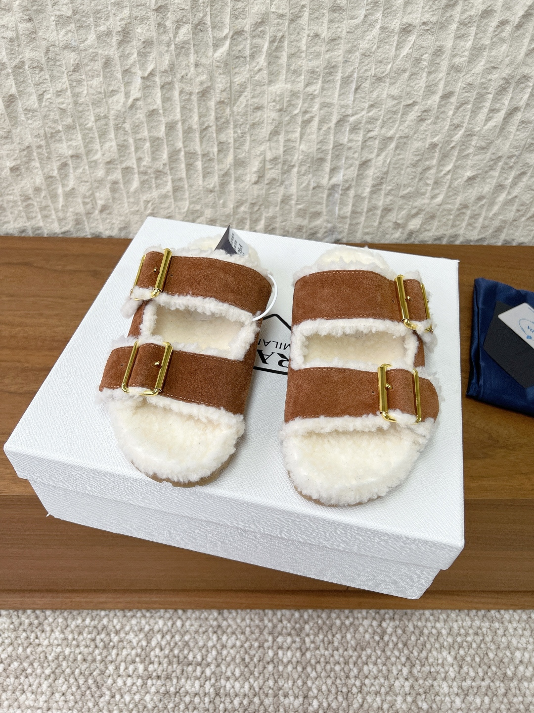 NO:646301,G292 Prada Prada 25ss new autumn and winter thick-soled casual Birkenstock half-flop. This sneaker continues the long-lasting silhouette and is a new classic item. It is made of suede and is carefully crafted to enhance the style. It is lightweight and equipped with a triangle buckle logo and a 5CM thick sole. It is suitable for all seasons. It can be matched with all kinds of casual styles. In an era when various styles are full of attention, it is the most long-lasting companion. It captures people's hearts little by little. The fabric is made of original imported suede/wool.  Lamb wool lining for foot pads, sole thickness 5cm, outsole original custom Tpu non-slip outsole/leather welt Size 35-39 (40.41 custom-made, non-returnable), semi-shoes, prada, prada, sneakers, chamois leather19860909G292 Prada 普拉达 25ss秋冬新款 厚底 休闲 勃肯 半拖 这款运动鞋延续经久不衰的轮廓,是新款经典单品 采用麂皮 精心制作, 提升格调 款式轻盈,搭配三角扣标志加5CM厚底 四季皆宜 可与各式休闲造型搭配,在各种风格充斥眼球的时代 最能长久陪伴搭配的 一点一点俘获人心 面料采用原版进口麂皮/羊毛 内里垫脚羊羔毛 底厚5cm 大底原版定制Tpu防滑大底/真皮沿条 Size35-39（40.41订做不退换）,半拖毛毛鞋,prada,prada,sneakers,chamois leather,Women's Shoes