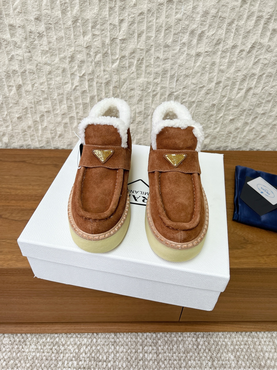 NO:646304,G292 Prada Prada 25ss new autumn and winter thick-soled casual loafers. This sneaker continues the timeless silhouette and is a new classic item. It is made of suede and is carefully crafted to enhance the style. It is lightweight and comes with a triangle buckle logo and a 5CM thick sole. It is suitable for all seasons. It can be matched with all kinds of casual styles. In an era when various styles are full of attention, it is the most long-lasting companion and captures people's hearts little by little. The fabric is made of original imported suede/wool.  Lining of lambswool, sole thickness 5cm, outsole original custom Tpu non-slip outsole/leather welt Size35-39 (40.41 custom-made, non-returnable), semi-furry shoes, prada, prada, loafers, sneakers, chamois leather19860909G292 Prada 普拉达 25ss秋冬新款 厚底 休闲 乐福鞋 这款运动鞋延续经久不衰的轮廓,是新款经典单品 采用麂皮 精心制作, 提升格调 款式轻盈,搭配三角扣标志加5CM厚底 四季皆宜 可与各式休闲造型搭配,在各种风格充斥眼球的时代 最能长久陪伴搭配的 一点一点俘获人心 面料采用原版进口麂皮/羊毛 内里垫脚羊羔毛 底厚5cm 大底原版定制Tpu防滑大底/真皮沿条 Size35-39（40.41订做不退换）,半拖毛毛鞋,prada,prada,loafers,sneakers,chamois leather,Women's Shoes