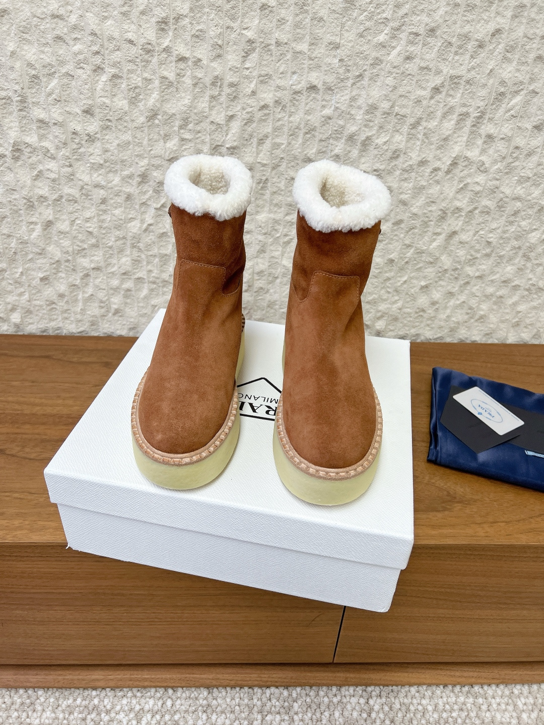 NO:646307,G292 Prada Prada 25ss new autumn and winter thick-soled casual snow boots short boots. This sneaker continues the long-lasting silhouette and is a new classic item. It is made of suede and is carefully crafted to enhance the style. It is lightweight and comes with a triangle buckle logo and a 5CM thick sole. It is suitable for all seasons. It can be matched with all kinds of casual styles. In an era when various styles are full of attention, it is the most long-lasting companion and captures people's hearts little by little. The fabric is made of original imported suede/wool.  Lining of lamb wool, sole thickness 5cm, outsole original custom Tpu non-slip outsole/leather welt Size35-39 (40.41 custom-made, non-returnable), semi-slip fur shoes, prada, prada, boots, sneakers, chamois leather19860909G292 Prada 普拉达 25ss秋冬新款 厚底 休闲 雪地靴 短靴 这款运动鞋延续经久不衰的轮廓,是新款经典单品 采用麂皮 精心制作, 提升格调 款式轻盈,搭配三角扣标志加5CM厚底 四季皆宜 可与各式休闲造型搭配,在各种风格充斥眼球的时代 最能长久陪伴搭配的 一点一点俘获人心 面料采用原版进口麂皮/羊毛 内里垫脚羊羔毛 底厚5cm 大底原版定制Tpu防滑大底/真皮沿条 Size35-39（40.41订做不退换）,半拖毛毛鞋,prada,prada,boots,sneakers,chamois leather,Women's Shoes