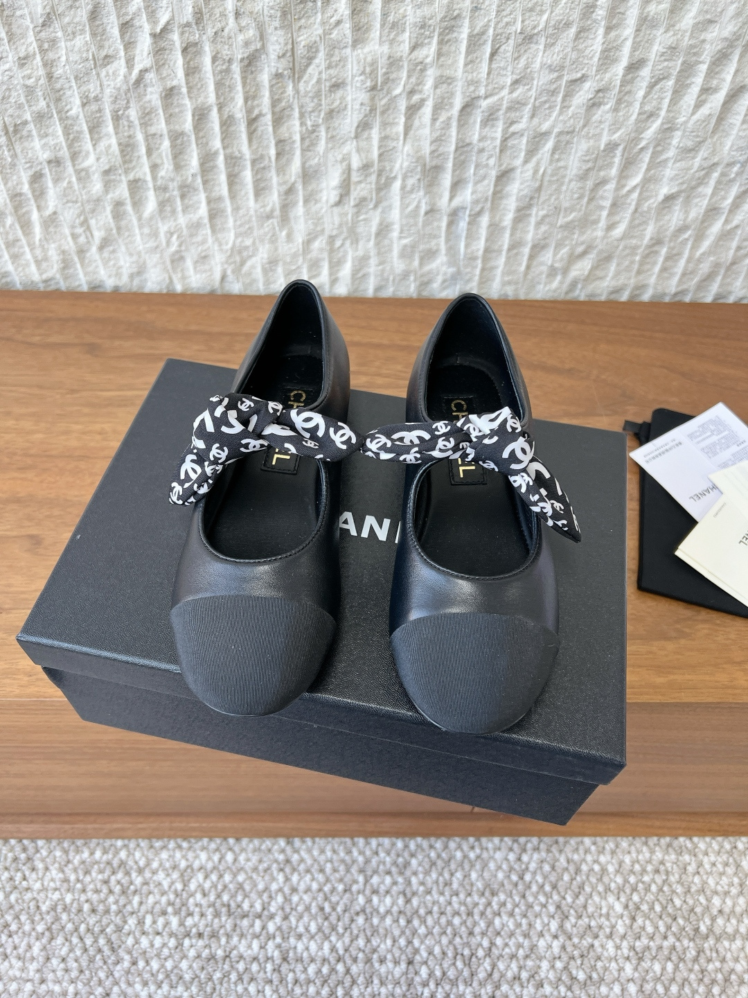 NO:646297,G081 Chanel Chanel 25ss spring and summer show style Mary Jane bow shoes, I was attracted by it at first sight. Feel free to wear it according to the weather changes!  Put on socks to instantly transform into cute shoes for spring and summer!  Transform into a magical princess in seconds. The feet feel super comfortable. The leather is very soft and skin-friendly. The upper is made of original imported sheepskin/original fabric. The lining is silk sheepskin. The sole is original customized Italian leather outsole. Size35-39 (40.41 customization is not returnable), Mary Jane, chanel, chanel, mary jane, sheepskin, Leather soles19860909G081 Chanel 香奈儿 25ss 春夏秀款 玛丽珍 蝴蝶结 单鞋 第一眼看上就被种草了根据天气变化自由穿搭！ 套上袜套春夏秒变可爱单鞋！ 秒变魔法公主 脚感超级舒服 皮料非常柔软亲肤 鞋面采用原版进口羊皮/原版布料 内里踮脚丝绸羊皮 鞋底原版定制意大利真皮大底 Size35-39（40.41定制不退换）,玛丽珍,chanel,chanel,mary jane,sheepskin,Leather soles,Women's Shoes