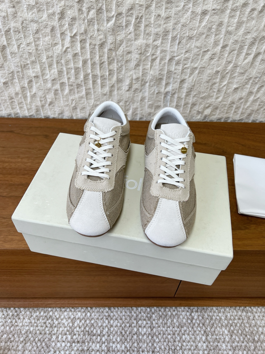 NO:646289,Fabric-covered G741 Unfolo, niche trendy brand, 25WF autumn and winter new style, retro Forrest Gump shoes, moral training shoes, retro aesthetics with the charm of time, continuing the iconic smooth shoe shape of Forrest Gump shoes, rounded toe to weaken the sharp feeling, with a lazy and relaxed fit, just right shoe body lines to fit the contour of the foot, light and burdenless when walking, suitable for daily wear needs. The retro contrasting color design hides ingenuity, and the simple lines on the side of the shoe outline a neat texture.  There is no redundant decoration but full of ingenuity in details. It can echo the retro trend without losing the modern aesthetic. The casualness of pairing with denim trousers, the ease of sports pants and the freshness of floral skirts can be easily held whether it is daily outings, weekend outings or campus commuting. It has its own casual and eye-catching dressing charm. The fabric is made of original imported cow suede/original fabric, the lining is tiptoe sheepskin, and the sole is original custom-made rubber outsole.  size35-39 (40.41 custom-made, non-refundable), casual shoes/sports shoes, sneakers, skirts, sheepskin19860909布面G741 Unfolo 小众潮牌 25WF秋冬新款 复古 阿甘鞋 德训鞋 藏着时光韵味的复古美学 延续阿甘鞋标志性的流畅鞋型 圆润鞋头弱化凌厉感 自带慵懒松弛 恰到好处的鞋身线条贴合足部轮廓 行走间轻盈无负担 适配日常久穿需求. 复古撞色设计暗藏巧思 鞋侧简约线条勾勒出利落质感 无冗余装饰却尽显细节巧思 既能呼应复古风潮 又不失现代审美. 搭配牛仔长裤的随性 运动卫裤的自在 碎花长裙的清新 无论是日常出街 周末出游还是校园通勤 都能轻松hold住 自带随性吸睛的穿搭魅力. 面料采用原版进口牛反绒/原版布 内里踮脚羊皮 鞋底原版定制橡胶大底 size35-39（40.41定做不退换）,休闲鞋/运动鞋,sneakers,skirts,sheepskin,Women's Shoes