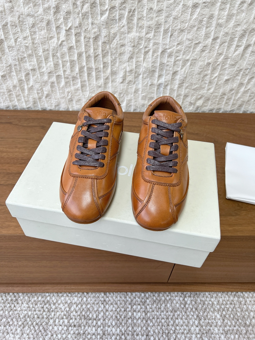 NO:646293,Leather G741 Unfolo, niche fashion brand, 25WF new autumn and winter style, retro Forrest Gump shoes, moral training shoes, retro aesthetics with the charm of time, continuing the iconic smooth shoe shape of Forrest Gump shoes, rounded toe to weaken the sharp feeling, with a lazy and relaxed fit, just right shoe body lines to fit the contour of the foot, light and burdenless when walking, suitable for daily wear needs. The retro contrasting color design hides ingenuity, and the simple lines on the side of the shoe outline a neat texture.  No redundant decoration but full of ingenuity in details. It can echo the retro trend without losing the modern aesthetic. The casualness of pairing with denim trousers, the ease of sports pants and the freshness of floral skirts can be easily held whether it is daily outings, weekend outings or campus commuting. It has a casual and eye-catching dressing charm. The fabric is made of original imported cowhide, the lining is tiptoe sheepskin, and the sole is original customized rubber outsole.  size35-39 (40.41 custom-made, non-refundable), casual shoes/sports shoes, sneakers, skirts, cowhide, sheepskin19860909皮面G741 Unfolo 小众潮牌 25WF秋冬新款 复古 阿甘鞋 德训鞋 藏着时光韵味的复古美学 延续阿甘鞋标志性的流畅鞋型 圆润鞋头弱化凌厉感 自带慵懒松弛 恰到好处的鞋身线条贴合足部轮廓 行走间轻盈无负担 适配日常久穿需求. 复古撞色设计暗藏巧思 鞋侧简约线条勾勒出利落质感 无冗余装饰却尽显细节巧思 既能呼应复古风潮 又不失现代审美. 搭配牛仔长裤的随性 运动卫裤的自在 碎花长裙的清新 无论是日常出街 周末出游还是校园通勤 都能轻松hold住 自带随性吸睛的穿搭魅力. 面料采用原版进口牛皮 内里踮脚羊皮 鞋底原版定制橡胶大底 size35-39（40.41定做不退换）,休闲鞋/运动鞋,sneakers,skirts,cowhide,sheepskin,Women's Shoes