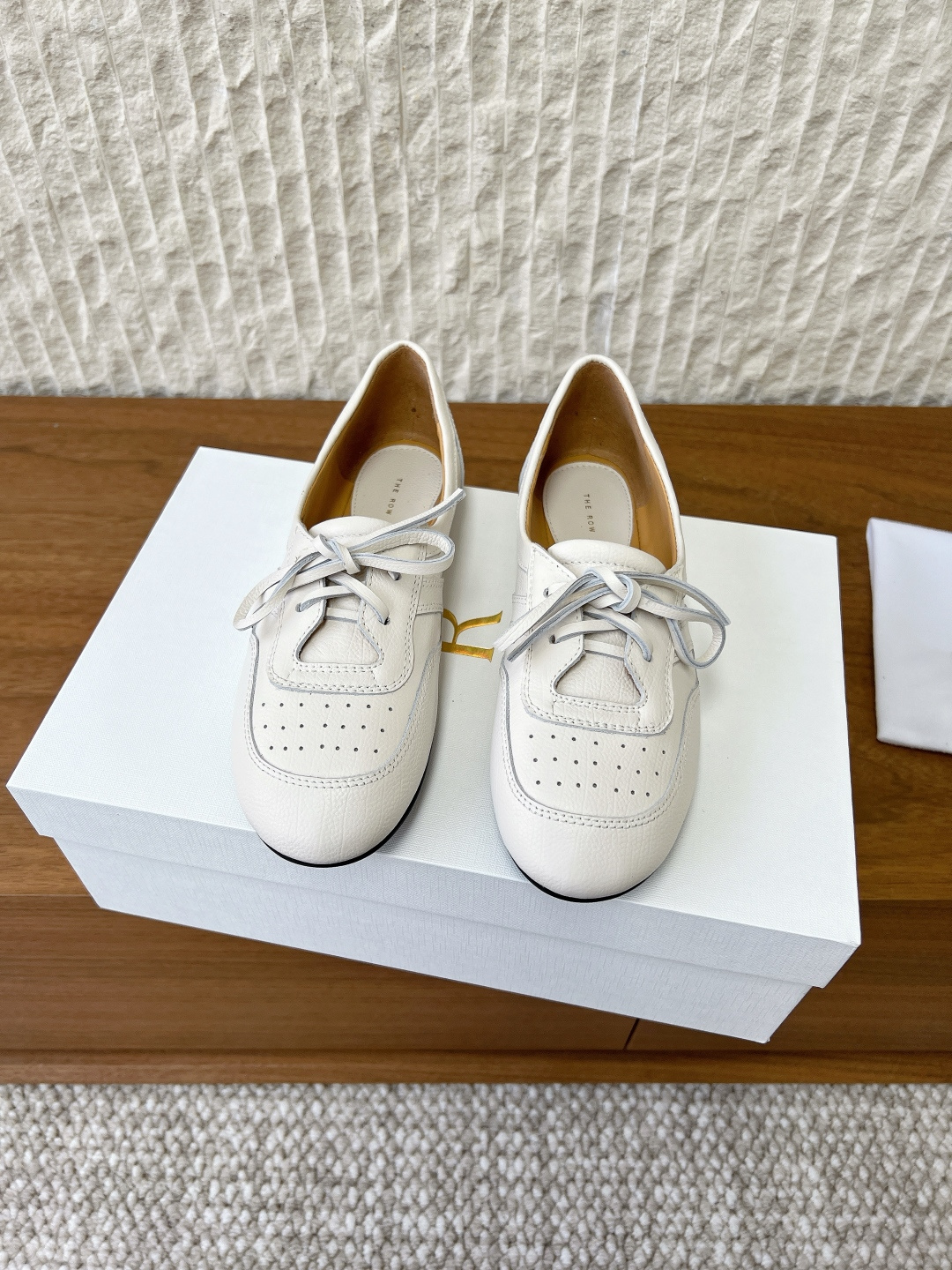 NO:646281,G123 The row niche trendy brand 26ss spring and summer new TR lace flat bottom round toe loafers Mary Jane shoes The upper design is sweet and atmospheric, good-looking and not monotonous, with a bit of retro sweet style, it looks good with any combination!  It’s very flattering and the main shoe is also very, very soft. You can wear it regardless of your foot shape, whether it’s fat or thin. It’s easy to wear!  The upper is made of original imported pebbled cowhide, the lining is sheepskin, the sole is original custom-made Italian injection molded leather outsole, size 35-39 (40. Customized, non-returnable), loafers, loafers, mary jane, cowhide, sheepskin, Leather soles19860909G123 The row 小众潮牌 26ss春夏新款 TR系带 平底圆头 乐福鞋 玛丽珍单鞋 鞋面设计甜美又显大气,好看也不单调带点复古甜美风随意搭配都好看！ 很包脚实在太好看了,主要鞋子也是非常非常柔软,不管胖瘦脚型都能穿它,好穿再好穿！ 鞋面采用原版进口荔枝纹牛皮 内里垫脚羊皮 鞋底原版定制意大利注塑真皮大底 码数35-39（40.定做不退换）,乐福鞋,loafers,mary jane,cowhide,sheepskin,Leather soles,Women's Shoes