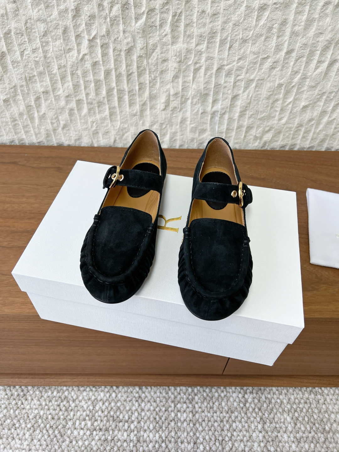 NO:646285,G123 The row niche trendy brand 26ss spring and summer new TR lace flat bottom round toe loafers Mary Jane shoes The upper design is sweet and atmospheric, good-looking and not monotonous, with a bit of retro sweet style, it looks good with any combination!  It’s very flattering and the main shoe is also very, very soft. You can wear it regardless of your foot shape, whether it’s fat or thin. It’s easy to wear!  The upper is made of original imported cow suede, the lining is sheepskin, the sole is original custom-made Italian injection molded leather outsole, size 35-39 (40. Customized, non-returnable), loafers, mary jane, sheepskin, Leather soles19860909G123 The row 小众潮牌 26ss春夏新款 TR系带 平底圆头 乐福鞋 玛丽珍单鞋 鞋面设计甜美又显大气,好看也不单调带点复古甜美风随意搭配都好看！ 很包脚实在太好看了,主要鞋子也是非常非常柔软,不管胖瘦脚型都能穿它,好穿再好穿！ 鞋面采用原版进口牛反绒 内里垫脚羊皮 鞋底原版定制意大利注塑真皮大底 码数35-39（40.定做不退换）,乐福鞋,loafers,mary jane,sheepskin,Leather soles,Women's Shoes