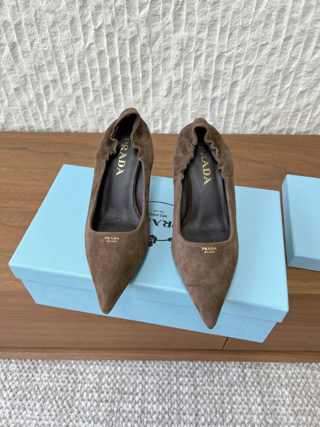 NO:646276,G286 Prada Prada 25ss new autumn and winter triangle logo high-heeled shoes single shoes. This high-heeled shoe is equipped with a comma heel. The shoe reinterprets Prada's past design elements. The rubber sole surrounds the upper, creating a mixed shoe shape that combines a soft pointed silhouette and sporty elements. The upper is made of original imported Yangjing, and the lining is sheepskin. The heel height is 7.5cm. The sole is original custom-made leather outsole.  size35-39 (34.40.41.42 customized, non-refundable), high-heeled shoes, prada, prada, high heels, sheepskin, sheep, Leather soles19860909G286 Prada 普拉达 25ss秋冬新款 三角标 高跟鞋 单鞋 这款高跟鞋配有逗号跟,鞋履重释Prada往昔的设计元素 用橡胶鞋底环绕鞋面,营造出融柔美的尖头廓形和运动元素于一身的混搭鞋型. 鞋面采用原版进口羊京 内里垫脚羊皮 跟高7.5cm 鞋底原版定制真皮大底 size35-39（34.40.41.42定制不退换）,高跟鞋单鞋,prada,prada,high heels,sheepskin,sheep,Leather soles,Women's Shoes