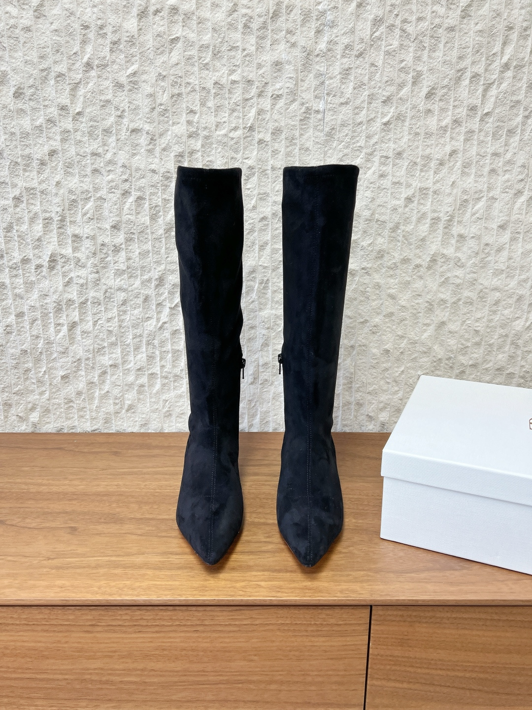 NO:646365,G123 THE ROW niche fashion brand 25ss new autumn and winter style elastic elastic pointed toe short boots kitten heel boots This pair of boots presents an elegant yet individual style, combining the sophistication of fashion boots with a certain sense of fashion avant-garde. It is suitable for matching with a variety of styles of clothing, from simple daily wear to personalized dinner styles.  Elastic suede material, this material not only fits the leg lines, but also can well modify the leg shape, making the legs look more slender and smooth, and the suede material has a high-end matte texture, which adds to the luxury and retro atmosphere of the boots. The upper is made of original imported elastic velvet, the lining is sheepskin, the heel height is 3cm, the sole is original custom-made Italian imported genuine leather outsole, size 35-39 (40. Customized, non-refundable), boots, boots, sheepskin, Leather  soles19860909G123 THE ROW 小众潮牌 25ss秋冬新款 松紧弹力 尖头 短靴 小猫跟长靴 这双长靴呈现出优雅又不失个性的风格,结合了时装靴的精致感与一定的时尚先锋性,适合搭配多种风格的服装,从简约的日常装到个性的晚宴造型都能适配. 弹力绒面材质,这种材质不仅贴合腿部线条,能很好地修饰腿型,让腿部看起来更修长流畅,而且绒面材质自带一种高级的哑光质感,增添了靴子的奢华感与复古氛围. 鞋面采用原版进口弹力绒 内里垫脚羊皮 跟高3cm 鞋底原版定制意大利进口真皮大底 码数35-39（40.定做不退换）,靴子,boots,sheepskin,Leather soles,Women's Shoes