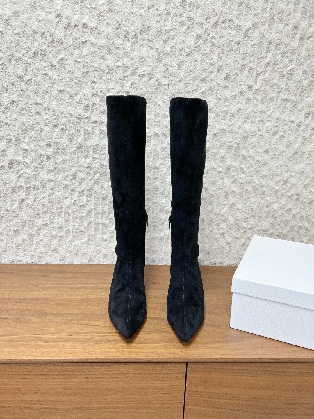 NO:646370,G123 THE ROW niche fashion brand 25ss new autumn and winter style elastic elastic pointed toe short boots kitten heel boots This pair of boots presents an elegant yet individual style, combining the sophistication of fashion boots with a certain sense of fashion avant-garde. It is suitable for matching with a variety of styles of clothing, from simple daily wear to personalized dinner styles.  Elastic suede material, this material not only fits the leg lines, but also can well modify the leg shape, making the legs look more slender and smooth, and the suede material has a high-grade matte texture, adding to the luxury and retro atmosphere of the boots. The upper is made of original imported elastic velvet, the lining is sheepskin, the heel height is 7.5cm, and the sole is an original custom-made genuine leather outsole imported from Italy.  Size 35-39 (40. Customized, non-refundable), boots, sheepskin, Leather soles19860909G123 THE ROW 小众潮牌 25ss秋冬新款 松紧弹力 尖头 短靴 小猫跟长靴 这双长靴呈现出优雅又不失个性的风格,结合了时装靴的精致感与一定的时尚先锋性,适合搭配多种风格的服装,从简约的日常装到个性的晚宴造型都能适配. 弹力绒面材质,这种材质不仅贴合腿部线条,能很好地修饰腿型,让腿部看起来更修长流畅,而且绒面材质自带一种高级的哑光质感,增添了靴子的奢华感与复古氛围. 鞋面采用原版进口弹力绒 内里垫脚羊皮 跟高7.5cm 鞋底原版定制意大利进口真皮大底 码数35-39（40.定做不退换）,靴子,boots,sheepskin,Leather soles,Women's Shoes