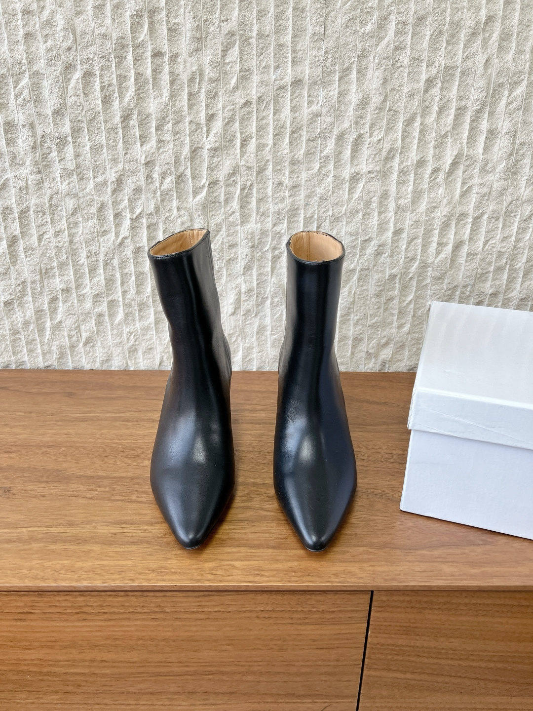 NO:646375,G279 Maison Margiela 25ss new autumn and winter high-heeled short boots, simple and versatile pointed-toe boots, Nordic niche style ~ simple design and unique head shape design make the feet more free and comfortable!  You can go wherever you want...no restrictions!  The sleeve design is simple and smooth lines modify the shape of the foot, making it easy to wear, comfortable and durable!  The upper is made of original imported calfskin, the inner foot pad is water-dyed cowhide, the heel height is 7.5cm, the sole is original custom-made Italian leather outsole, the size is 35-40 (40 orders are not returnable), boots, masion margiela, boots, cowhide, Leather soles19860909G279 Maison Margiela 马吉拉 25ss秋冬新款 高跟 短靴 简易百搭尖头靴子,北欧小众风情～简约的设计 独特头型设计 让脚丫子变的更加自由自在！ 想怎么走,就怎么走 ……无约束！ 套筒设计简单的流畅线条修饰脚型,好穿舒适耐看！ 鞋面采用原版进口小牛皮 内里垫脚水染牛皮 跟高7.5cm 鞋底原版定制意大利真皮大底 码数35-40（40订做不退换）,靴子,masion margiela,boots,cowhide,Leather soles,Women's Shoes