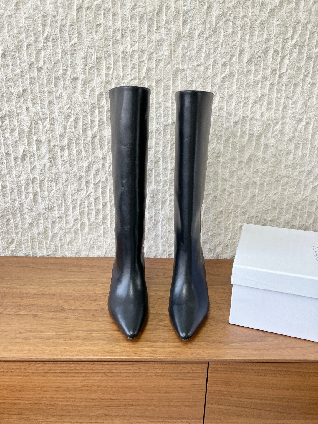 NO:646325,G279 Maison Margiela 25ss new autumn and winter high-heeled boots, simple and versatile pointed-toe boots, Nordic niche style~simple design and unique head shape design make the feet more free!  You can go wherever you want...no restrictions!  The sleeve design is simple and smooth lines modify the shape of the foot, making it easy to wear, comfortable and durable!  The upper is made of original imported calfskin, the inner foot pad is water-dyed cowhide, the heel height is 7.5cm, the sole is original custom-made Italian leather outsole, the size is 35-40 (40 orders are not returnable), boots, masion margiela, boots, cowhide, Leather soles19860909G279 Maison Margiela 马吉拉 25ss秋冬新款 高跟 长靴 简易百搭尖头靴子,北欧小众风情～简约的设计 独特头型设计 让脚丫子变的更加自由自在！ 想怎么走,就怎么走 ……无约束！ 套筒设计简单的流畅线条修饰脚型,好穿舒适耐看！ 鞋面采用原版进口小牛皮 内里垫脚水染牛皮 跟高7.5cm 鞋底原版定制意大利真皮大底 码数35-40（40订做不退换）,靴子,masion margiela,boots,cowhide,Leather soles,Women's Shoes