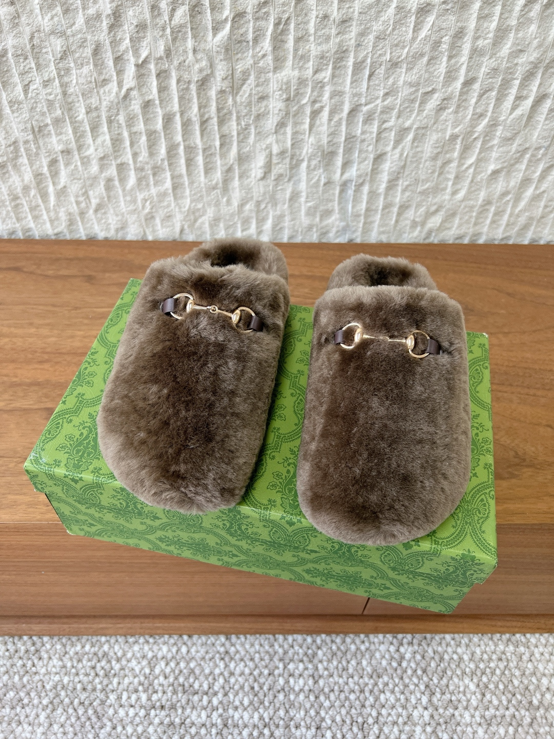 NO:646360,G751 Gucci Gucci 25ss new autumn and winter style couple style wool big toe toe flip flops furry shoes Birkenstock wool flip flops At first glance, this shoe seems inconspicuous. It is very simple without too many decorations. It is soft and waxy, with delicate texture ~ round toe shoe shape, stiff and three-dimensional, not picky about foot shape, but with a bit of retro flavor, cute and cute, it looks good with any combination! Those who have high requirements for foot feel can close their eyes and enter. Temperament retro round toe furry shoes  The upper is made of original imported wool, the lining is wool, and the sole is original custom-made leather outsole Size 35-39 (women's size 40, men's size 45, custom-made, non-returnable), half-slip fur shoes, Gucci, Leather soles19860909G751 Gucci 古奇 25ss秋冬新款 情侣款 羊毛 大头包头拖 毛毛鞋 勃肯羊毛拖第一眼看到这个鞋子感觉不起眼,没有过多的装饰很简单 软软糯糯,质感细腻~圆头鞋型,挺括立体,不挑脚型不挑 但带有点复古味呆萌可爱随意搭配都好看!脚感要求高 的闭眼入 气质复古圆头毛毛鞋 鞋面采用原版进口羊毛人 内里垫脚羊毛 鞋底原版定制真皮大底 Size35-39（女码40,男码45 订做不退换）,半拖毛毛鞋,gucci,Leather soles,Women's Shoes