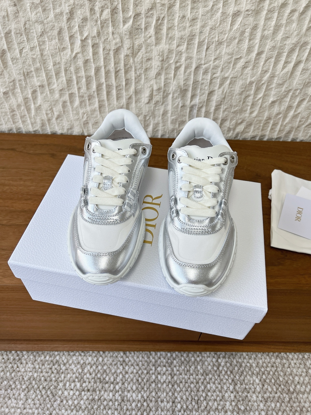 NO:646348,G598 Dior 26ss spring and summer new couple casual shoes moral training shoes. The upper is made of suede and mesh. It is carefully made and decorated with same-tone suede cowhide panels on the front. It has a lace-up design and is easy to put on and take off. The thick bottom makes it appear taller and slimmer. It can be worn with both trousers and skirts. It can be salty or sweet. Super recommended. Perfect for all kinds of matches. Original last type, super comfortable on the feet. Original mesh inner fabric  The upper is made of original imported suede/mesh stitching, the lining is sheepskin, the outsole is original customized Tpu rubber outsole, Size35-44 (women's size 40, men's size 45.46, custom-made, non-returnable), casual shoes/sports shoes, dior, dior, sneakers, skirts, cowhide, sheepskin, chamois leather19860909G598 Dior 迪奥 26ss春夏新款 情侣 休闲鞋 德训鞋 鞋面采用麂皮和网面拼接 精心制作,正面饰以同色调绒面牛皮革镶片, 系带设计,穿脱方便,底厚显高显瘦小能手 既能配裤装又能配裙装可咸可甜超级推荐,百搭完美 原版楦型 上脚超舒服原版内里网布 鞋面采用原版进口麂皮/网面拼接 内里垫脚羊皮 大底原版定制Tpu橡胶大底 Size35-44（女码40,男码45.46 订做不退换）,休闲鞋/运动鞋,dior,dior,sneakers,skirts,cowhide,sheepskin,chamois leather,Women's Shoes