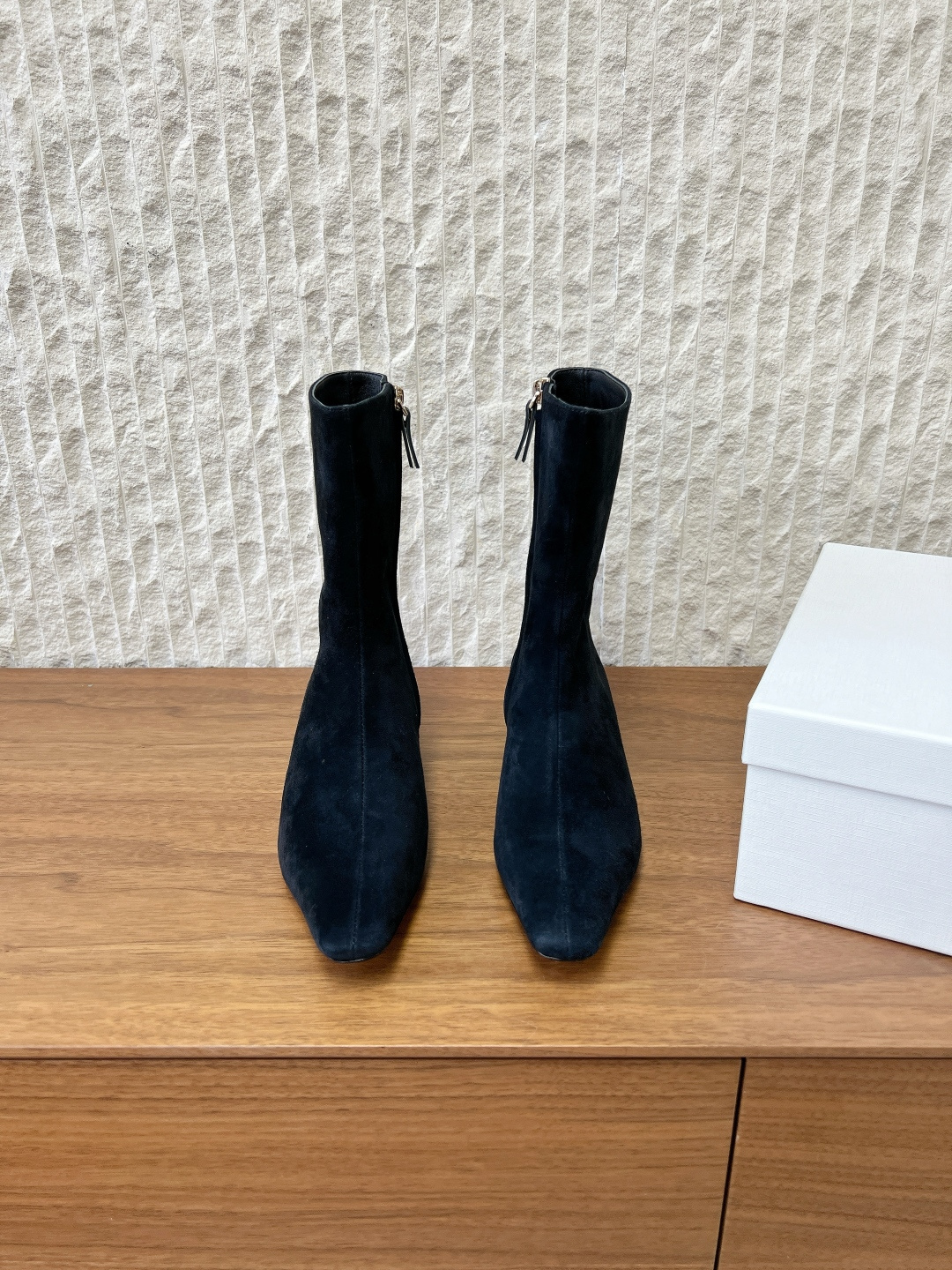 NO:646306,G126 The row niche trendy brand 25ss new autumn and winter style side zipper pointed toe naked boots short boots fashionable inner height boots with small pointed toe design, whether it is paired with casual wear or formal occasions, it can add a touch of elegance and chic to your look, has a unique charm, and brings you a sense of fashionable sweetness. Whether it is walking or partying, it is your perfect partner!  The upper is made of original imported cow suede/cowhide, the lining is sheepskin, the heel height is 3.5cm, the sole is original custom-made Italian leather outsole, size 35-39 (40.41 custom-made, non-exchangeable), boots, boots, cowhide, sheepskin, Leather soles19860909G126 The row 小众潮牌 25ss秋冬新款 侧拉链 尖头 裸靴 短靴 时髦内增高短靴、小尖头设计,无论是搭配休闲装还是正式场合 它都能为你的造型增添一丝优雅与别致,别有一番韵味,为你带来时尚的甜美感. 无论是步行还是聚会,它都是你的完美搭档！ 鞋面采用原版进口牛反绒/牛皮 内里垫脚羊皮 跟高3.5cm 鞋底原版定制意大利真皮大底 码数35-39(40.41订做换退不换),靴子,boots,cowhide,sheepskin,Leather soles,Women's Shoes