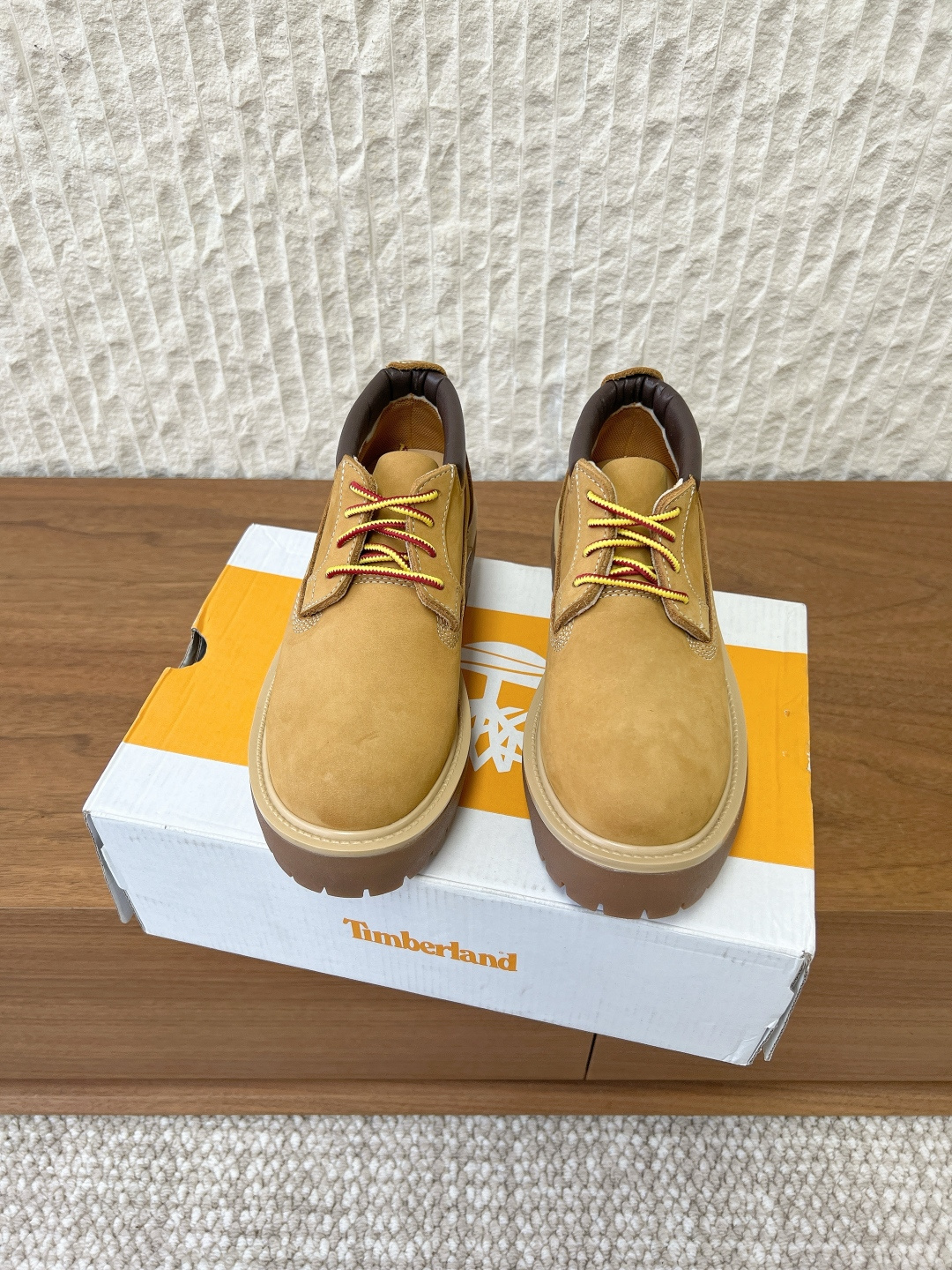 NO:646311,G599 Timberland Timberland 25ss latest autumn and winter thick-soled bumblebee shoes, classic and never go out of style!  Durable and versatile, a must-have item paired with denim pants!  The upper is made of the original specially made waterproof nubago leather, which has excellent waterproofing, thermal insulation and breathability effects. The connection technology between the bottom and the leather surface is injection molding, so it is seamlessly connected and extremely durable. The predecessor of the rhubarb boots was the outdoor work boots of European and American lumberjacks. Therefore, it has multiple functions such as warmth, foot protection, waterproof, anti-slip, wear-resistant, etc., making it truly durable!  The upper is made of original imported first-layer cowhide, the lining is sheepskin, the sole is original custom-made rubber tendon outsole, size 35-44 (women's size 40, men's size 45, custom-made, non-returnable), boots, boots, cowhide, sheepskin19860909G599 Timberland 天伯伦 25ss秋冬最新款 厚底 大黄蜂 单鞋 经典永不过时！耐穿百搭,搭配牛子裤必备单品！ 鞋面采用原版特制防水处理的牛巴戈皮面防水与保温透气效果都极佳 底部与皮面连接技术为射出注塑,因此达到无缝连接,并且极度耐穿 大黄靴的前生为欧美的伐木工人户外作业用靴 因此兼具保暖,护脚,防水,防滑,耐磨等多种功能,真正做到踢不烂！ 鞋面采用原版进口头层牛皮 内里垫脚羊皮 鞋底原版定制橡胶牛筋大底 码数35-44（女码40,男码45 定做不退换）,靴子,boots,cowhide,sheepskin,Women's Shoes