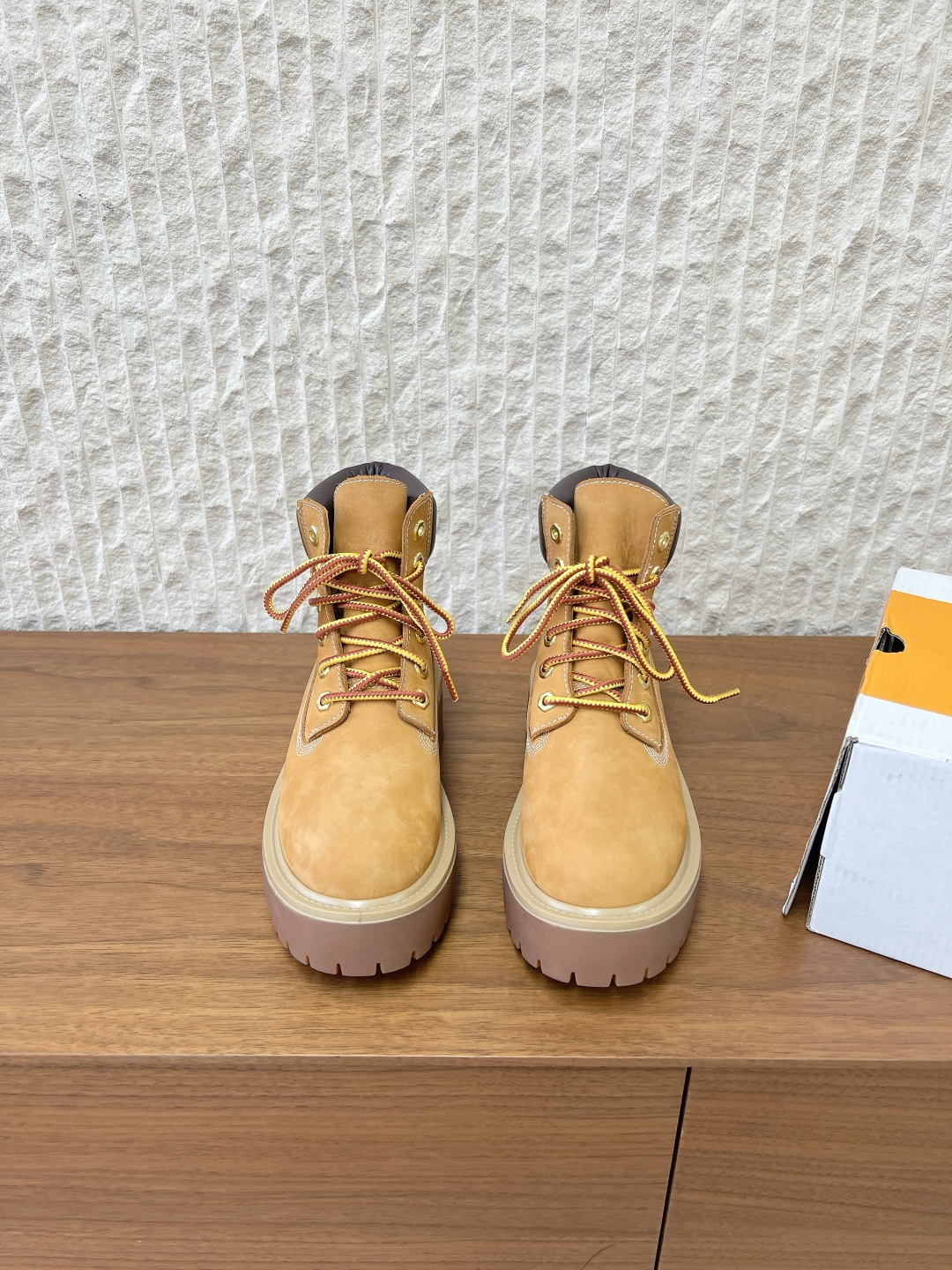 NO:646316,G599 Timberland Timberland 25ss latest autumn and winter thick-soled bumblebee Martin boots, classics that never go out of style!  Durable and versatile, a must-have item paired with denim pants!  The upper is made of the original specially made waterproof nubago leather, which has excellent waterproofing, thermal insulation and breathability effects. The connection technology between the bottom and the leather surface is injection molding, so it is seamlessly connected and extremely durable. The predecessor of the rhubarb boots was the outdoor work boots of European and American lumberjacks. Therefore, it has multiple functions such as warmth, foot protection, waterproof, anti-slip, wear-resistant, etc., making it truly durable!  The upper is made of original imported first-layer cowhide, the lining is sheepskin, the sole is original custom-made rubber tendon outsole, size 35-44 (women's size 40, men's size 45, custom-made, non-returnable), boots, boots, cowhide, sheepskin19860909G599 Timberland 天伯伦 25ss秋冬最新款 厚底 大黄蜂 马丁靴 经典永不过时！耐穿百搭,搭配牛子裤必备单品！ 鞋面采用原版特制防水处理的牛巴戈皮面防水与保温透气效果都极佳 底部与皮面连接技术为射出注塑,因此达到无缝连接,并且极度耐穿 大黄靴的前生为欧美的伐木工人户外作业用靴 因此兼具保暖,护脚,防水,防滑,耐磨等多种功能,真正做到踢不烂！ 鞋面采用原版进口头层牛皮 内里垫脚羊皮 鞋底原版定制橡胶牛筋大底 码数35-44（女码40,男码45 定做不退换）,靴子,boots,cowhide,sheepskin,Women's Shoes