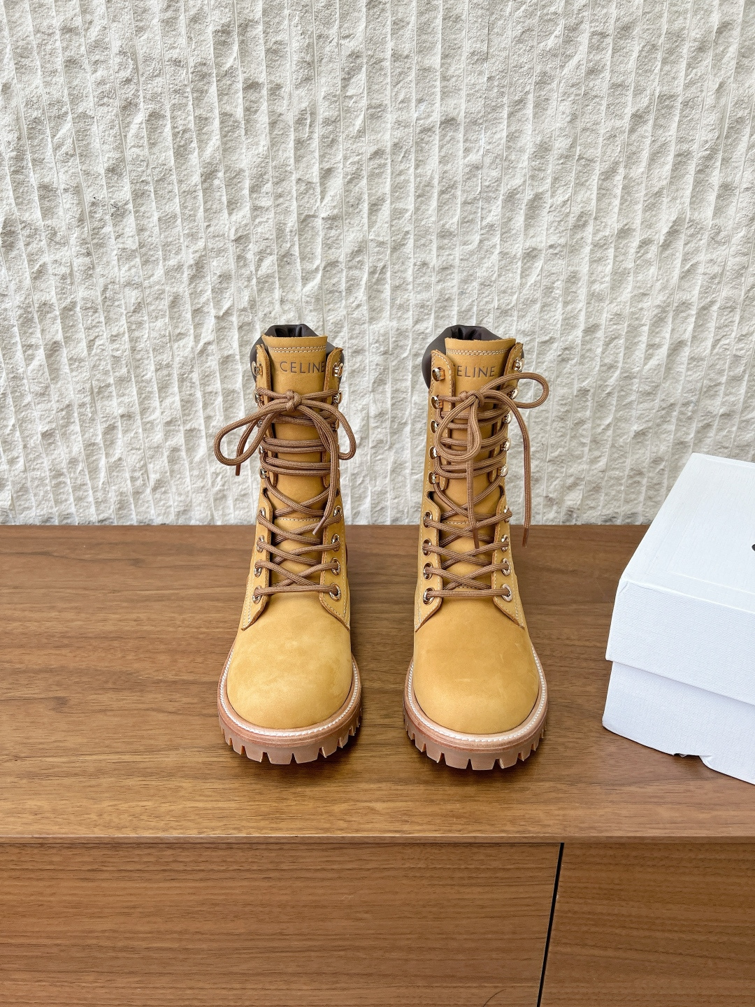 NO:646324,G599 Celine Celine 25ss new autumn and winter style couple model Martin boots Rhubarb boots are classic but not outdated. Wrapped shoelaces outline the casualness, retro eyelet embellishment details, wear-resistant rubber soles to accompany you to move freely. Minimalist design and exquisite craftsmanship collide, one foot wears a French lazy accent, unlocking the sense of daily luxury. Casual wear for daily outings, can be matched in all seasons!  It fits perfectly and easily enhances the texture of the overall look. Moreover, the design of this pair of shoes fits the shape of the foot very well. It will not tire your feet when walking. It is also very breathable in spring and summer and will not make you sweat. Whether you are going shopping, traveling or exercising, it can be your best match. The upper is made of original imported frosted cowhide. The inner lining of the foot pad is water-dyed cowhide. The sole is original custom-made leather welt with TPU rubber combination outsole.  Size 35-44 (women's size 40, men's size 45.46, custom made and non-returnable), boots, celine, celine, boots, cowhide19860909G599 Celine 赛琳 25ss秋冬新款 情侣款 马丁靴 大黄靴 经典不过时 缠绕鞋带勾勒随性,复古孔眼点缀细节,耐磨橡胶底伴你自在前行. 极简设计与精湛工艺碰撞,一脚穿出法式慵懒腔调,解锁日常高级感 日常出街的休闲装,四季可搭配！ 它都能完美适配,轻松提升整体造型的质感 而且这双鞋的设计很贴合脚型,走路不累脚,春夏穿着也很透气,不会闷汗 不管你是去逛街、旅行还是运动,它都能成为你的最佳搭子 鞋面采用原版进口磨砂牛皮 垫脚内里水染牛皮 鞋底原版定制真皮沿条TPU橡胶组合大底 码数35-44（女码40,男码45.46定做不退换）,靴子,celine,celine,boots,cowhide,Women's Shoes