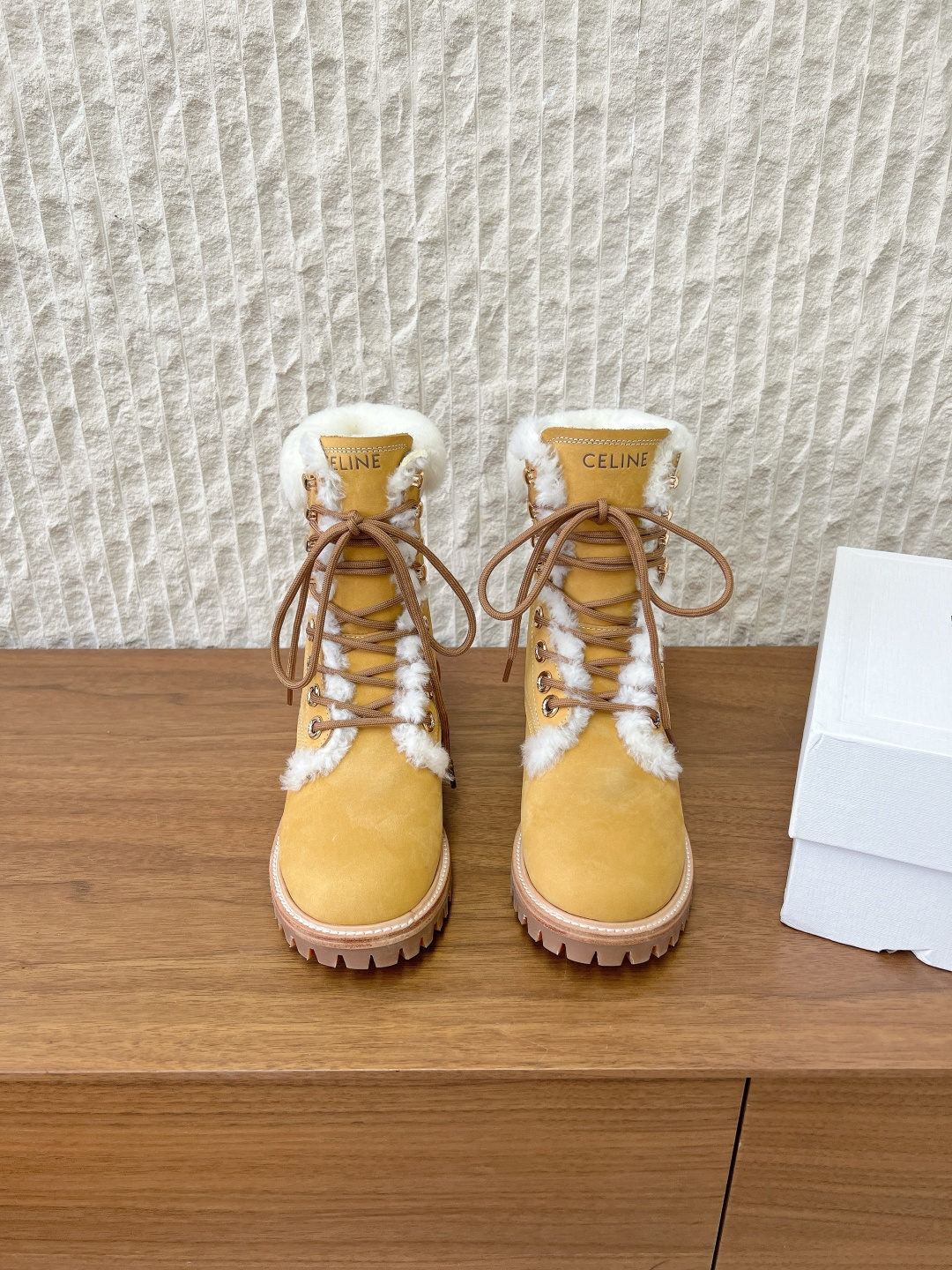 NO:646330,G599 Celine Celine 25ss new autumn and winter style couple model Martin boots Rhubarb boots are classic but not outdated. Wrapped shoelaces outline the casualness, retro eyelet embellishment details, wear-resistant rubber soles to accompany you to move freely. Minimalist design and exquisite craftsmanship collide, one foot wears a French lazy accent, unlocking the sense of daily luxury. Casual wear for daily outings, can be matched in all seasons!  It can fit perfectly and easily enhance the texture of the overall look. Moreover, the design of this pair of shoes fits the shape of the foot very well, so that the feet are not tired when walking. They are also very breathable in spring and summer and will not make you sweat. Whether you are going shopping, traveling or exercising, it can be your best match. The upper is made of original imported frosted cowhide/wool, the lining of the foot pad is wool, and the sole is original custom-made leather welt with TPU rubber combination outsole.  Size 35-44 (women's size 40, men's size 45.46, custom made and non-returnable), boots, celine, celine, boots, cowhide19860909G599 Celine 赛琳 25ss秋冬新款 情侣款 马丁靴 大黄靴 经典不过时 缠绕鞋带勾勒随性,复古孔眼点缀细节,耐磨橡胶底伴你自在前行. 极简设计与精湛工艺碰撞,一脚穿出法式慵懒腔调,解锁日常高级感 日常出街的休闲装,四季可搭配！ 它都能完美适配,轻松提升整体造型的质感 而且这双鞋的设计很贴合脚型,走路不累脚,春夏穿着也很透气,不会闷汗 不管你是去逛街、旅行还是运动,它都能成为你的最佳搭子 鞋面采用原版进口磨砂牛皮/羊毛 垫脚内里羊毛 鞋底原版定制真皮沿条TPU橡胶组合大底 码数35-44（女码40,男码45.46定做不退换）,靴子,celine,celine,boots,cowhide,Women's Shoes