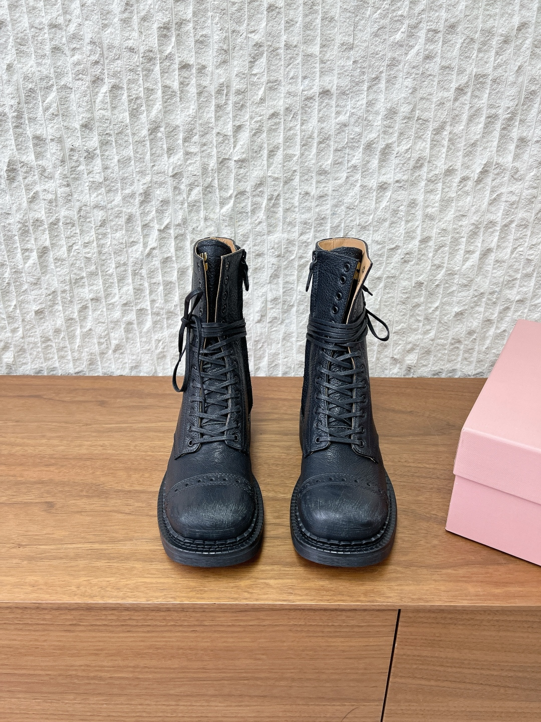 NO:646336,G119 MiuMiu 25ss autumn and winter new style, catwalk style, retro motorcycle boots, short boots, sweet retro motorcycle style, so beautiful. The combination of laces and buckles makes it easier to wear and more fashionable. It shows the slender legs in autumn and winter. They are all very good-looking in autumn and winter. Fashionistas must match them! The fabric is made of original imported calfskin/cow suede, the lining is cowhide, and the sole is original custom-made Italian genuine leather outsole.  Size 35-39 (40 customized, non-refundable), boots, miumiu, boots, cowhide, Leather soles19860909G119 MiuMiu 缪缪 25ss秋冬新款 走秀款 复古 机车靴 短靴 甜美复古机车风 太太好看太美了 系带和搭扣混合更好穿更时尚 很显腿细瘦长的秋冬 搭配、都是非常的好看 潮流达人必须得搭配上哦! 面料采用原版进口小牛皮/牛反绒 内里垫脚牛皮 鞋底原版定制意大利真皮大底 码数35-39（40定制退不换）,靴子,miumiu,boots,cowhide,Leather soles,Women's Shoes