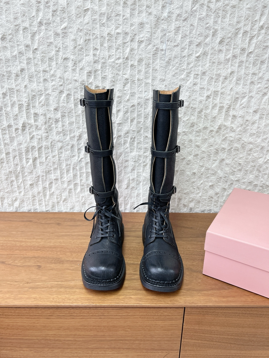 NO:646342,G119 MiuMiu 25ss autumn and winter new style, catwalk style, retro motorcycle boots, long boots, sweet retro motorcycle style, so beautiful. The combination of laces and buckles makes it easier to wear and more fashionable. It shows the slender legs in autumn and winter. They are all very good-looking in autumn and winter. Fashionistas must match them! The fabric is made of original imported calfskin/cow suede, the lining is cowhide, and the sole is original custom-made Italian genuine leather outsole.  Size 35-39 (40 customized, non-refundable), boots, miumiu, boots, cowhide, Leather soles19860909G119 MiuMiu 缪缪 25ss秋冬新款 走秀款 复古 机车靴 长靴 甜美复古机车风 太太好看太美了 系带和搭扣混合更好穿更时尚 很显腿细瘦长的秋冬 搭配、都是非常的好看 潮流达人必须得搭配上哦! 面料采用原版进口小牛皮/牛反绒 内里垫脚牛皮 鞋底原版定制意大利真皮大底 码数35-39（40定制退不换）,靴子,miumiu,boots,cowhide,Leather soles,Women's Shoes
