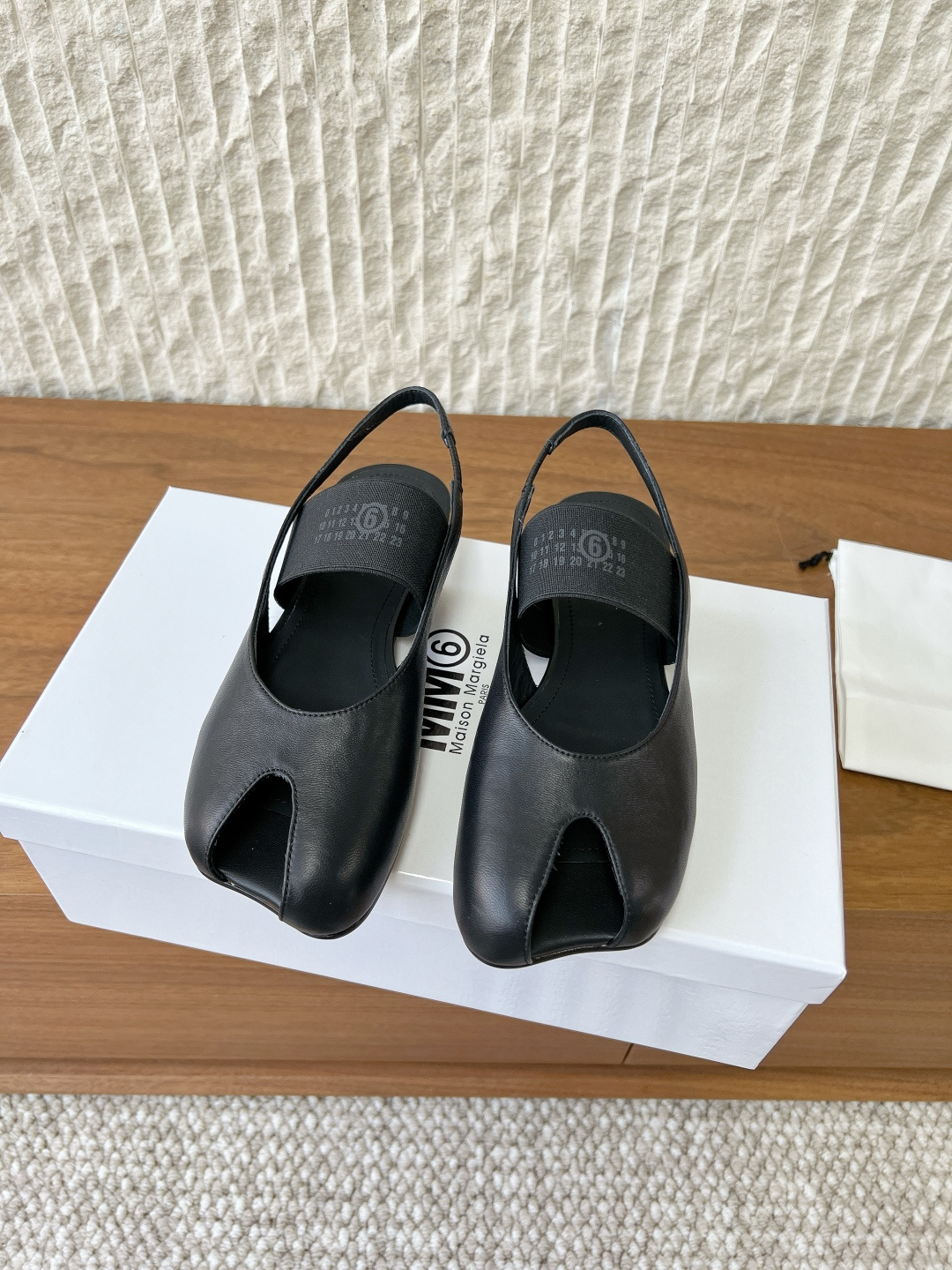 NO:649151,G279 Maison Margiela Margiela 26ss early spring new style split toe, thick heel, flat bottom, Mary Jane fish mouth ballet shoes, must-have item, fashionable age-reducing artifact, Margiela split toe shoes have been pushed to the forefront again, Xiaohongshu posted one after another!  A must-have for sexy and cool girls. Fried chicken on the feet looks good. Don’t worry. Wear it and you will be the most unique existence among that group. The fabric is made of original imported sheepskin. The lining is cowhide. The outsole is original and customized Italian leather outsole. Size 35-39 (40.41 customization is non-refundable). Sandals, masion margiela, sandals, mary jane, cowhide, sheepskin, Leather soles19860909G279 Maison Margiela 马吉拉 26ss早春新款 分趾 粗跟 平底 玛丽珍 鱼嘴 芭蕾舞鞋 必入单品 时尚减龄神器 马吉拉分趾鞋又被推到风口啦 小红书发一个爆一个！ 性感酷辣女孩必备 上脚炒鸡好看 大家放心冲 穿上它你就是那个人群中最独特的存在 面料采用原版进口羊皮 内里垫脚牛皮 大底原版定制意大利真皮大底 码数35-39（40.41定制不退换）,凉鞋,masion margiela,sandals,mary jane,cowhide,sheepskin,Leather soles,Women's Shoes