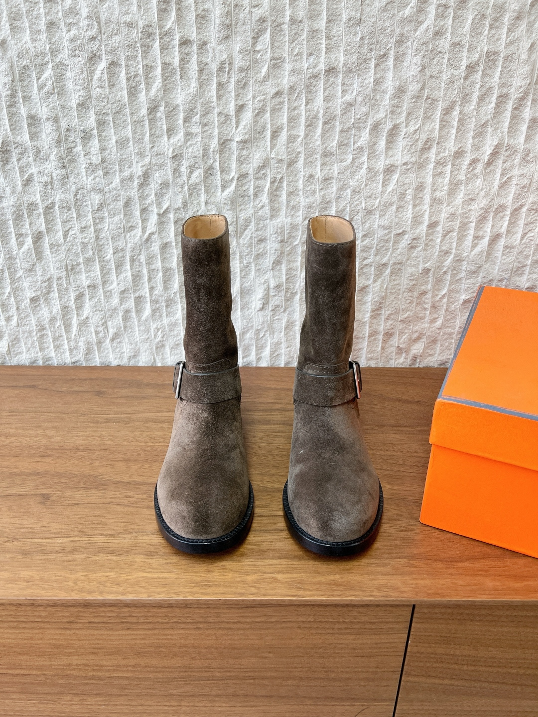 NO:649137,G299 HERMES 25ss new autumn and winter Albion buckle Leo ankle boots and short boots Hermes Hermes calf leather Biker ankle boots with the iconic Albion shoe buckle. Create a fashionable and avant-garde look. Made of high-quality calf leather, the texture is delicate and durable. The classic round toe + buckle design is full of retro feeling, practical and fashionable. It is very suitable for autumn and winter wear, and the non-slip soles are stable for walking.  No matter you wear it with a black or white style, you can easily create an elegant or cool style. It is a must-have item for khaki style and retro style!  It can be used for daily commuting and leisure, comfortable and stylish~ The upper is made of original imported calfskin/high mercerized cowhide, the lining is cowhide, the outsole is original customized Italian leather outsole size 35-41 (40.41 size customization is not returnable), boots, hermes, hermes, hermes, boots, cowhide, Leather soles19860909G299 HERMES 爱玛仕 25ss秋冬新款 Albion扣 Leo及踝靴 短靴 Hermes爱马仕小牛皮Biker及踝靴,搭配标志性Albion鞋扣. 打造时尚前卫造型.采用优质小牛皮,质感细腻又耐用.经典圆头+扣设计,复古感满满,实用又时髦.秋冬穿超合适,防滑鞋底走路稳稳的. 无论搭还是,都能轻松打造优雅or酷帅风,是咔叽风和复古穿搭必备单品！ 日常通勤、休闲都能驾驭,舒适又有型～ 鞋面采用原版进口小牛皮/高丝光牛反绒 内里垫脚牛皮 大底原版定制意大利真皮大底 size 35-41码（40.41码定制不退换）,靴子,hermes,hermes,hermes,boots,cowhide,Leather soles,Women's Shoes