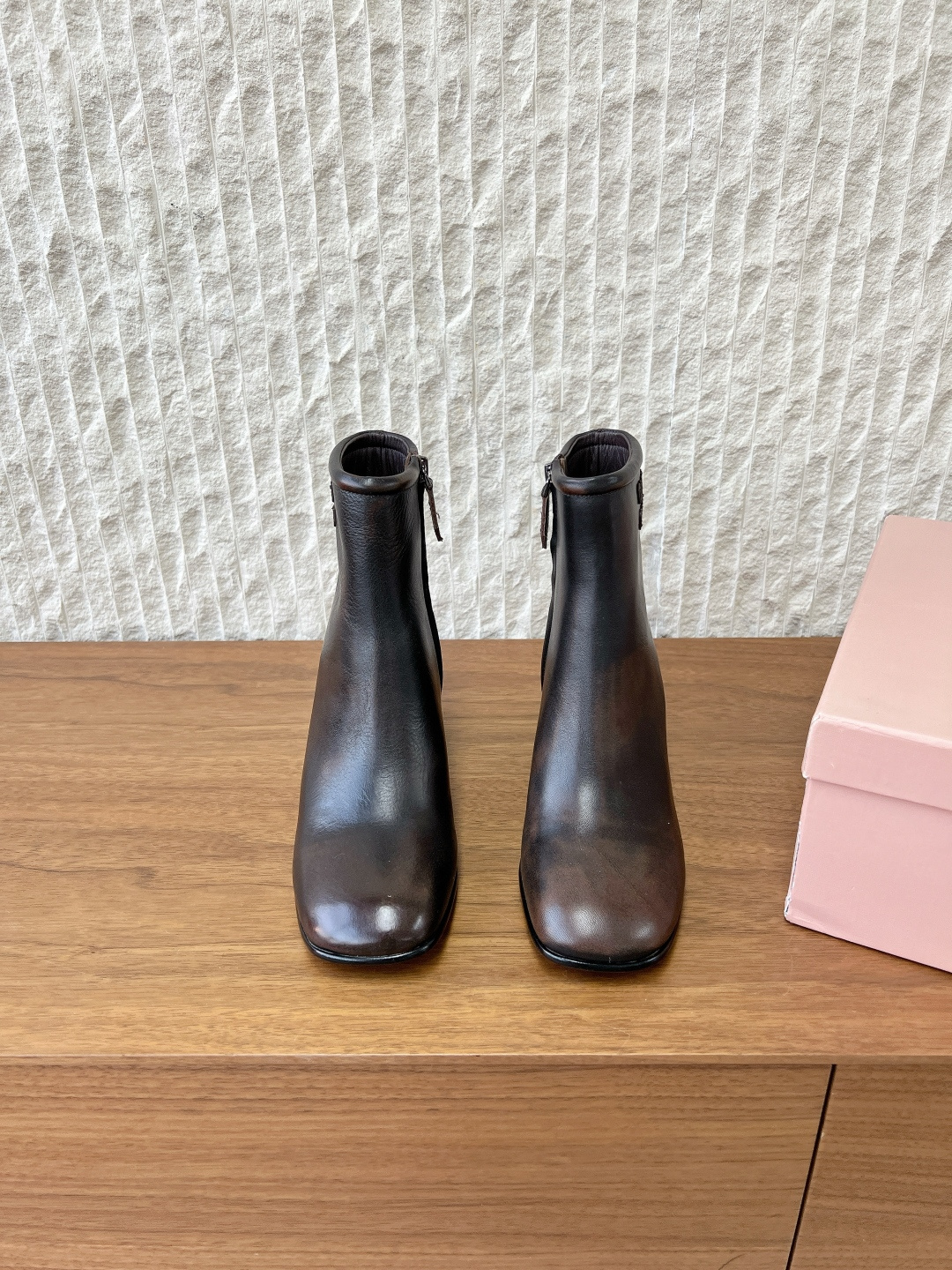 NO:649142,G299 Miu Miu 25WF new autumn and winter style retro thick heel short boots When retro texture collides with modern edge, this heel comes with the charm of the times and writes a footnote for the diverse styles of contemporary women. The soft retro square toe outlines the foot contour and does not press the foot wide to show the slender ankle. The embossed letters on the shoe body hide the brand's ingenuity. Every step makes a style statement. The thick heel design is a balance between comfort and aura. It is stable and highly suitable for commuting and dating rituals.  Suitable for Miu Miu's iconic short and drape skirts. The fabric is made of original imported cowhide. The lining is tiptoe sheepskin. The soles are original custom-made Italian leather outsole size 35-39 (40.41 customization is non-returnable), boots, miumiu, boots, skirts, cowhide, sheepskin, Leather soles19860909G299 Miu Miu 缪缪 25WF秋冬新款 复古 粗跟 短靴 当复古肌理碰撞现代锋芒 这款跟携时代韵味而来 为当代女性的多元风格写下注脚. 柔润复古方头勾勒脚型轮廓 不压脚宽更显脚踝纤细 鞋身压印字母暗藏品牌巧思 每一步都踏响风格宣言. 粗跟设计是舒适与气场的平衡术 稳健高度兼顾通勤暴走与约会仪式感 适配Miu Miu标志性的短款与垂坠半裙 面料采用原版进口牛皮 内里踮脚羊皮 鞋底原版定制意大利真皮大底 size35-39（40.41定制不退换）,靴子,miumiu,boots,skirts,cowhide,sheepskin,Leather soles,Women's Shoes