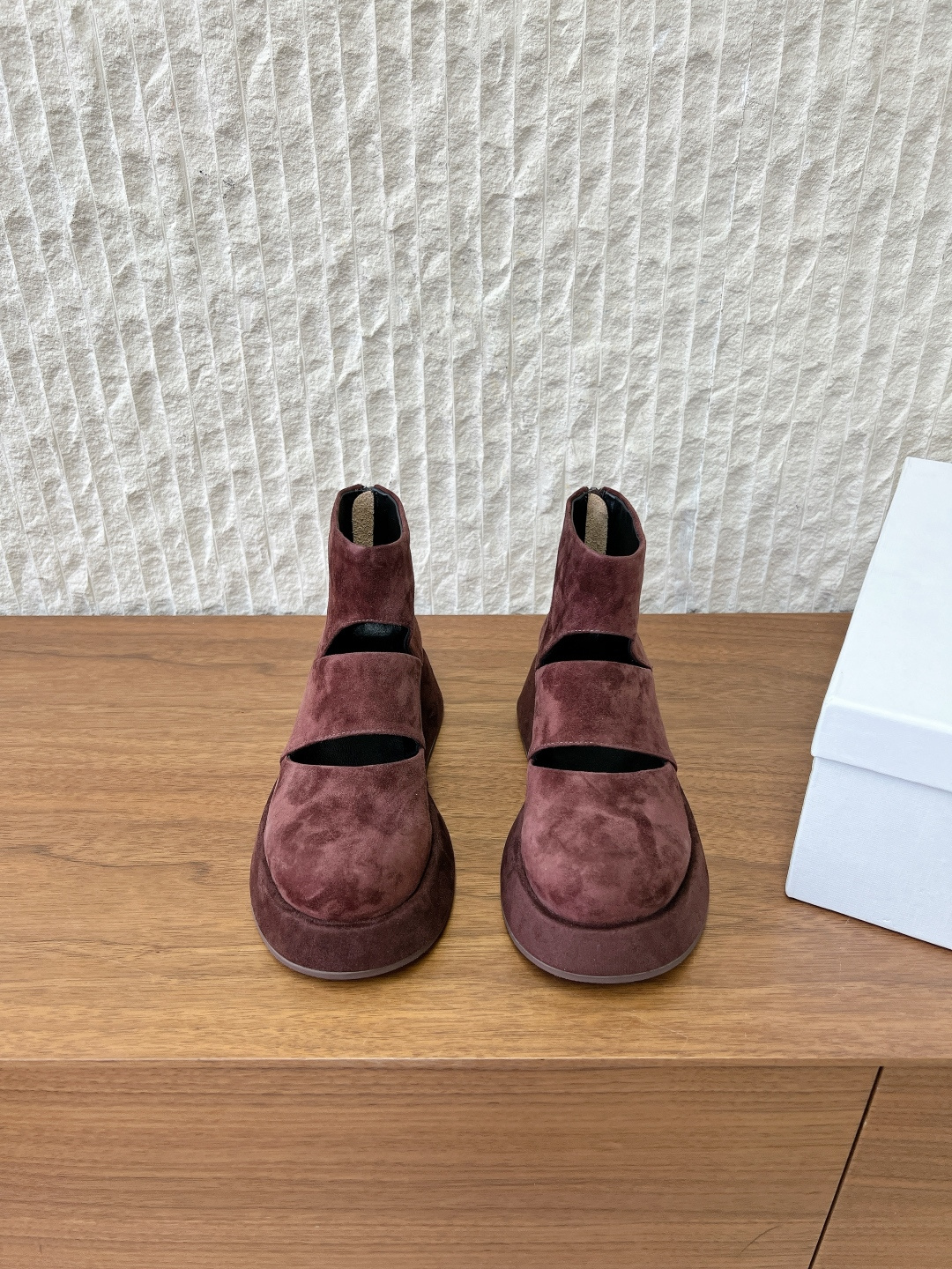 NO:649141,G129 The row niche trendy brand 25ss new style for autumn and winter, hollow thick sole short boots, niche style, don’t hesitate, choose it! It can make you taller, slimmer and more aura!  It must have a name in autumn and winter - TheRow has a high usage rate~ It was once a hard-to-find item in autumn and winter!  No matter it is the most attractive, it is no exaggeration to say: it will never go out of style. This military style looks particularly good when paired with tailored suits or extra-long ones! Its versatility cannot be underestimated. Made of soft black leather, it is easy to put on and take off with one step and adds a sense of coolness. The thick rubber sole feels comfortable under the feet. It is particularly pleasing to the eye when paired with tailored suits, extra-long clothes, etc. Its versatility cannot be underestimated!  The upper is made of original imported calfskin/sheep suede, the lining is sheepskin, the sole is original custom-made water platform combination, ultra-light PU foam outsole, size 35-39 (40.41 custom-made, non-refundable), boots, boots, business suit, cowhide, sheepskin19860909G129 The row 小众潮牌 25ss秋冬新款 镂空 厚底 短靴 小众不撞款不要犹豫了,选它没错!增高显瘦有气场无所不能！ 秋冬它必须拥有姓名-TheRow使用率超高~秋冬季曾是一靴难求的单品！ 无论是都是最耐看的,不夸张说一句:永不过时.这款军装风与精裁西装或超长等搭配都格外好看! 百搭实力不可小觑. 柔软黑色皮革,一脚蹬方便穿脱又增添酷感 厚实的橡胶鞋底脚感舒适 与精裁服、超长等搭配都格外赏心悦目,百搭实力不可小觑！ 鞋面采用原版进口小牛皮/羊反绒 内里垫脚羊皮 鞋底原版定制水台组合超轻PU发泡大底 码数35-39（40.41定做不退换）,靴子,boots,business suit,cowhide,sheepskin,Women's Shoes