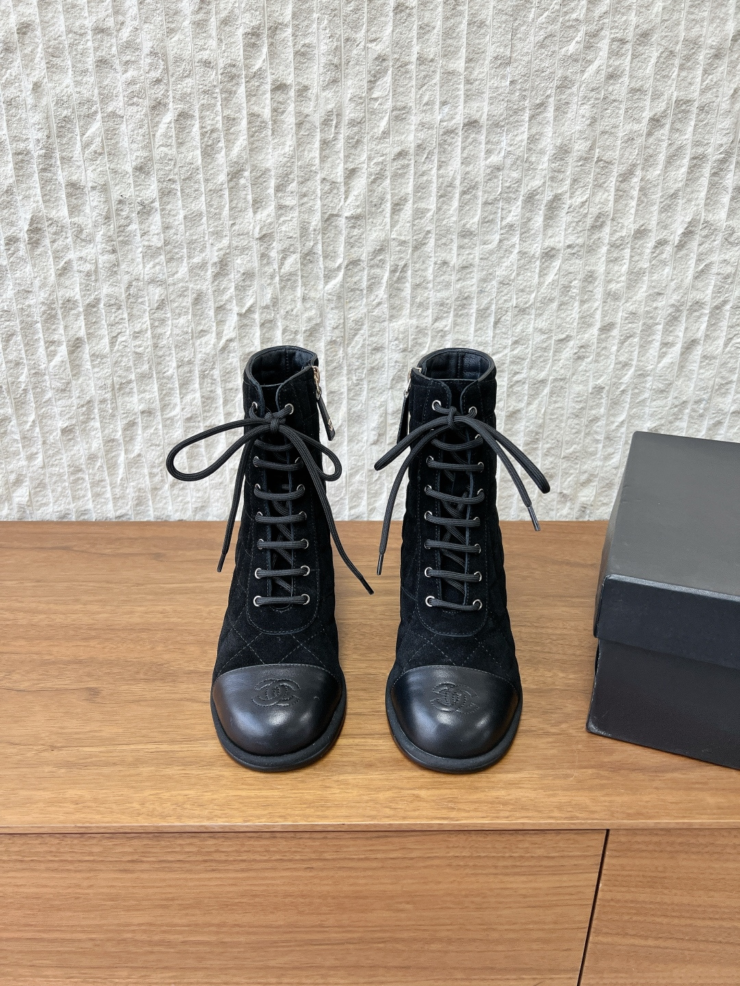 NO:649146,G097 Chanel Xiaoxiang 26C Autumn and Winter New Style Double C Color Matching Thick Heel Martin Boots Short Boots When classic genes collide with the straightforward edge of British Martin boots, this pair of Martin boots appear as a crossover. The toe is designed with the brand's iconic diamond pattern as the core design. It is derived from the classic texture of the equestrian saddle. Each pattern is hand-sewn with precision calibration, showing the century-old brand's obsession with details.  The quilted stitching of the haute couture dress is even and fine, showing the texture of light and shadow under the light. The leather splicing uses seamless lamination technology. The golden ratio of 5cm thick heels and non-slip thick heels. There is no pressure even if you commute for a long time or go shopping. The fabric is made of original imported sheepskin/cow suede. The inner lining is sheepskin. The soles are original and customized Italian leather outsole.  size35-39 (40.41 customization is not returnable), boots, chanel, boots, sheepskin, gold, Leather soles19860909G097 Chanel 小香 26C秋冬新款 双C 拼色 粗跟 马丁靴 短靴 当经典基因碰撞英伦马丁靴的率性锋芒 这双马丁靴短靴以跨界之姿登场.鞋头以品牌标志性菱格纹为核心设计 自马术马鞍的经典肌理 每一格纹路都经精密校准的手工车缝而成 尽显百年品牌的细节执念. 菱格纹的缝线高定礼服的绲边针法 针脚均匀细密,在灯光下呈现光影质感 皮革拼接处采用无缝压合工艺 5厘米粗跟与防滑粗跟的黄金配比 即便长时间通勤或逛街暴走也毫无压力 面料采用原版进口羊皮/牛反绒 内里垫脚羊皮 鞋底原版定制意大利真皮大底 size35-39（40.41定制不退换）,靴子,chanel,boots,sheepskin,gold,Leather soles,Women's Shoes