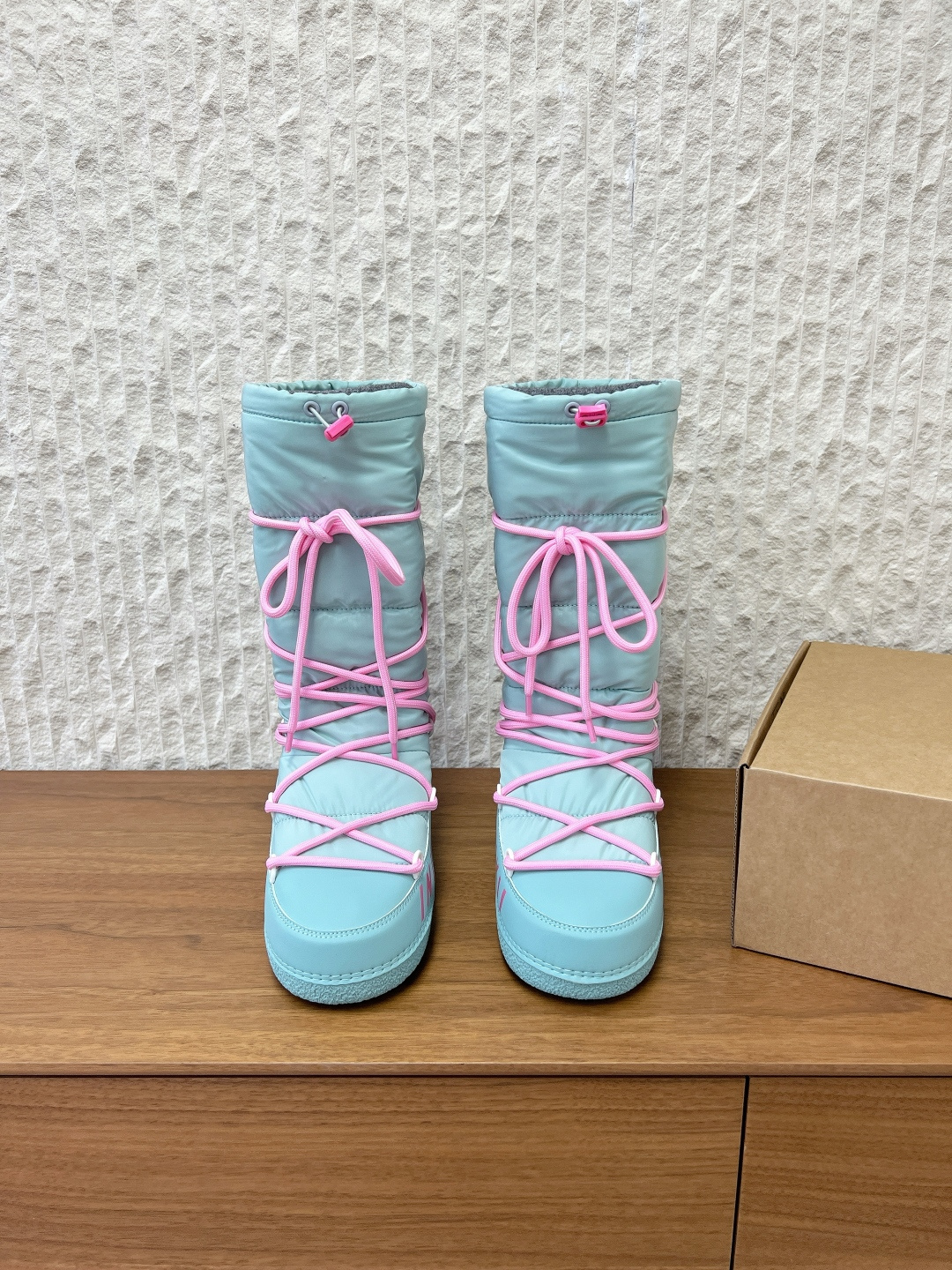 NO:649136,G060 INUIKII niche trendy brand 25ss autumn and winter new style lace-up down boots ski boots snow boots When the ice and snow of the Swiss Alps collide with the French modern aesthetics, these snow boots will stun the winter with their all-round strength. They not only hide the hard-core performance of professional ski equipment but are also full of high-end fashion design ingenuity. The delicate fabrics show the texture with the flow of light and shadow, and are paired with soft suede stitching design  The collision of textures outlines a retro and smart silhouette, with a niche and high-end feel that doesn't conflict with the style. The iconic thick woven straps of the shoe body run through the shoe shaft, and the tightness can be adjusted freely to provide stable support. The neat lines modify the proportions of the legs. The interior is filled with a full two centimeters of high-quality wool, which is like a warm cloud wrapping around the feet. It has an outstanding heat-locking and thermal insulation effect. Even in extremely cold snow conditions, it can continue to radiate heat, and there is no chill when worn barefoot. It remains dry and comfortable after long-term wear.  The upper is made of original imported waterproof silk, the inner lining is warm velvet, and the sole is original custom-made non-slip rubber outsole, size 35-39 (40.41 custom-made, non-refundable), snow boots, boots, down jacket19860909G060 INUIKII 小众潮牌 25ss秋冬新款 绑带羽绒靴 滑雪鞋 雪地靴 当瑞士阿尔卑斯的冰雪与法式摩登美学相撞 这款雪地靴便以全能实力惊艳冬日 既藏着专业滑雪装备的硬核性能 又缀满高阶时尚的设计巧思 细腻面料随光影流转尽显质感 搭配柔软反绒皮拼接设计 肌理碰撞间勾勒出复古又灵动的轮廓 自带不撞款的小众高级感. 鞋身标志性粗织绑带贯穿鞋筒 可自由调节松紧度也提供稳固支撑 又以利落线条修饰腿部比例 内里填充足足两厘米厚的优质羊毛绒 如同将暖云裹于足间 锁温保暖效果出众 即便身处极寒雪境也能持续焕发热能, 裸脚穿亦无凉意 久穿依旧干爽舒适. 鞋面采用原版进口防水绸 内里垫脚保暖绒 鞋底原版定制防滑橡胶大底 size35-39（40.41定做不退换）,雪地靴,boots,down jacket,Women's Shoes