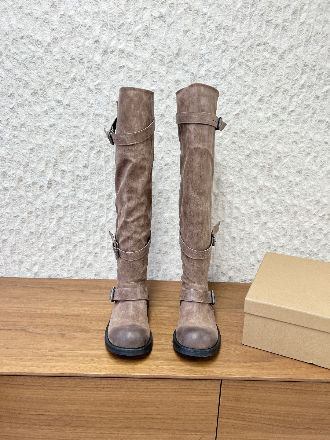 NO:649147,G199 Negativethree niche trendy brand 25ss autumn and winter new style three-breasted motorcycle boots, knight boots, worn by all the major Internet celebrities in Korea. A niche Korean brand. The key is that this one hit me hard. The atmosphere is extreme, really handsome and unreasonable. The original custom-made rough leather surface and distressed texture, like the cold aura coming out of the movie screen. The upper is made of original imported distressed cowhide  The lining is cowhide, the sole is original custom-made rubber outsole, Size 35-40 (custom-made for 40, non-refundable), boots, boots, cowhide19860909G199 Negativethree 小众潮牌 25ss秋冬新款 三排扣 机车靴 骑士靴 韩国各大网红 明星都在穿的 一款小众韩国品牌 关键是这个狠狠的戳到了我 氛围感的极致,真的帅到不讲理,原版定制粗犷的皮面和做旧质感,像是从电影画面里走出来的那种冷感气场. 鞋面采用原版进口做旧牛皮  内里垫脚牛皮 鞋底原版定制橡胶大底 Size35-40（40订做不退换）,靴子,boots,cowhide,Women's Shoes