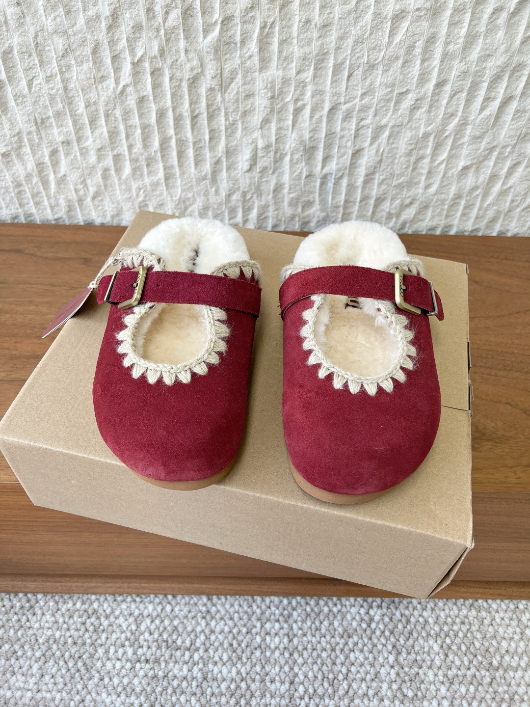 NO:649119,G095 MOU niche trendy brand 25ss autumn and winter new model Gold buckle Thick sole Furry slippers Comfortable and sophisticated at home A pair of elastic thick-soled wool slippers are lazy and warm The sole of the foot is like being caught in a gentle embrace The combination of soft sheepskin leather makes winter full of Maillard romance whether out or at home The upper is made of original imported cow suede/heavy industrial ethnic style hand-finished edges The inner lining is made of wool The sole is original custom-made rubber outsole  Size35-39 (40.41 custom-made, non-refundable), semi-slippers, slippers, sheepskin19860909G095 MOU 小众潮牌 25ss秋冬新款 金扣 厚底 毛毛拖 居家不失舒适与精致一双弹力厚底羊毛拖鞋慵懒而温暖 脚掌如同陷入了轻柔的拥抱中柔软的羊皮毛一体皮料结合无论外出还是居家 让冬季充满美拉德浪漫 鞋面采用原版进口牛反绒/重工民族风手工衍边 内里垫脚羊毛 鞋底原版定制橡胶大底 Size35-39(40.41定做不退换),半拖毛毛鞋,slippers,sheepskin,Women's Shoes