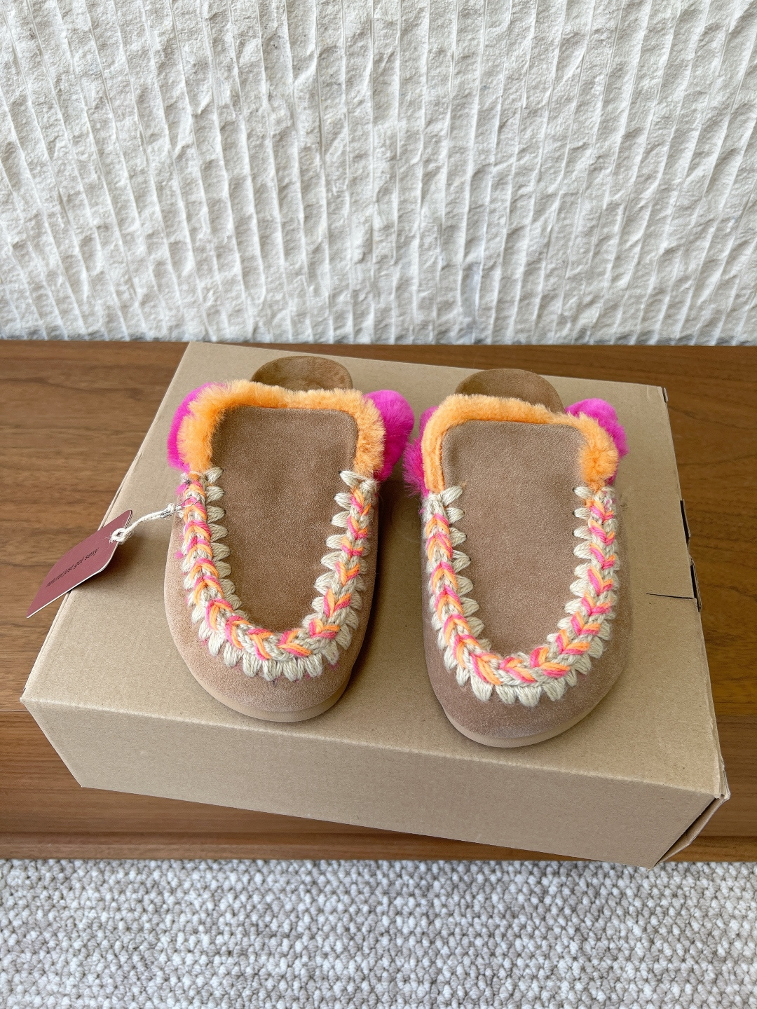 NO:649131,G095 MOU niche trendy brand 25ss new autumn and winter style Birkenstock thick-soled fur slippers. Comfortable and sophisticated at home. A pair of elastic thick-soled wool slippers are lazy and warm. The soles of the feet are like being caught in a gentle hug. The combination of soft sheepskin leather makes winter full of Maillard romance, whether out or at home. The upper is made of original imported cow suede/heavy industrial ethnic style hand-finished edges. The inner lining is made of wool. The sole is original custom-made rubber outsole.  Size35-39 (40.41 custom-made, non-refundable), semi-slippers, slippers, sheepskin19860909G095 MOU 小众潮牌 25ss秋冬新款 勃肯 厚底 毛毛拖 居家不失舒适与精致一双弹力厚底羊毛拖鞋慵懒而温暖 脚掌如同陷入了轻柔的拥抱中柔软的羊皮毛一体皮料结合无论外出还是居家 让冬季充满美拉德浪漫 鞋面采用原版进口牛反绒/重工民族风手工衍边 内里垫脚羊毛 鞋底原版定制橡胶大底 Size35-39(40.41定做不退换),半拖毛毛鞋,slippers,sheepskin,Women's Shoes