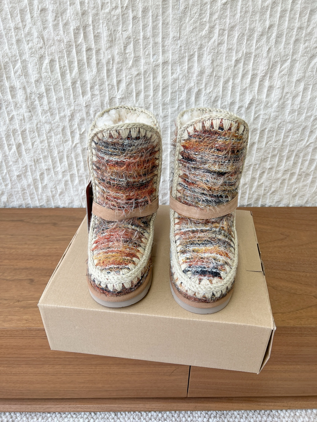 NO:649156,Mid-boots G095 MOU, niche trendy brand, 25ss new autumn and winter thick-soled snow boots, comfortable and sophisticated at home. A pair of elastic thick-soled wool slippers are lazy and warm. The soles of the feet are like being caught in a gentle embrace. The combination of soft sheepskin leather makes winter full of Maillard romance, whether out or at home. The upper is made of original imported cow suede/heavy industrial ethnic style hand-finished edges. The inner lining is made of wool. The sole is original custom-made rubber outsole.  Size35-39 (40.41 customized, non-refundable), snow boots, boots, slippers, sheepskin19860909中靴G095 MOU 小众潮牌 25ss秋冬新款 厚底 雪地靴 居家不失舒适与精致一双弹力厚底羊毛拖鞋慵懒而温暖 脚掌如同陷入了轻柔的拥抱中柔软的羊皮毛一体皮料结合无论外出还是居家 让冬季充满美拉德浪漫 鞋面采用原版进口牛反绒/重工民族风手工衍边 内里垫脚羊毛 鞋底原版定制橡胶大底 Size35-39(40.41定做不退换),雪地靴,boots,slippers,sheepskin,Women's Shoes