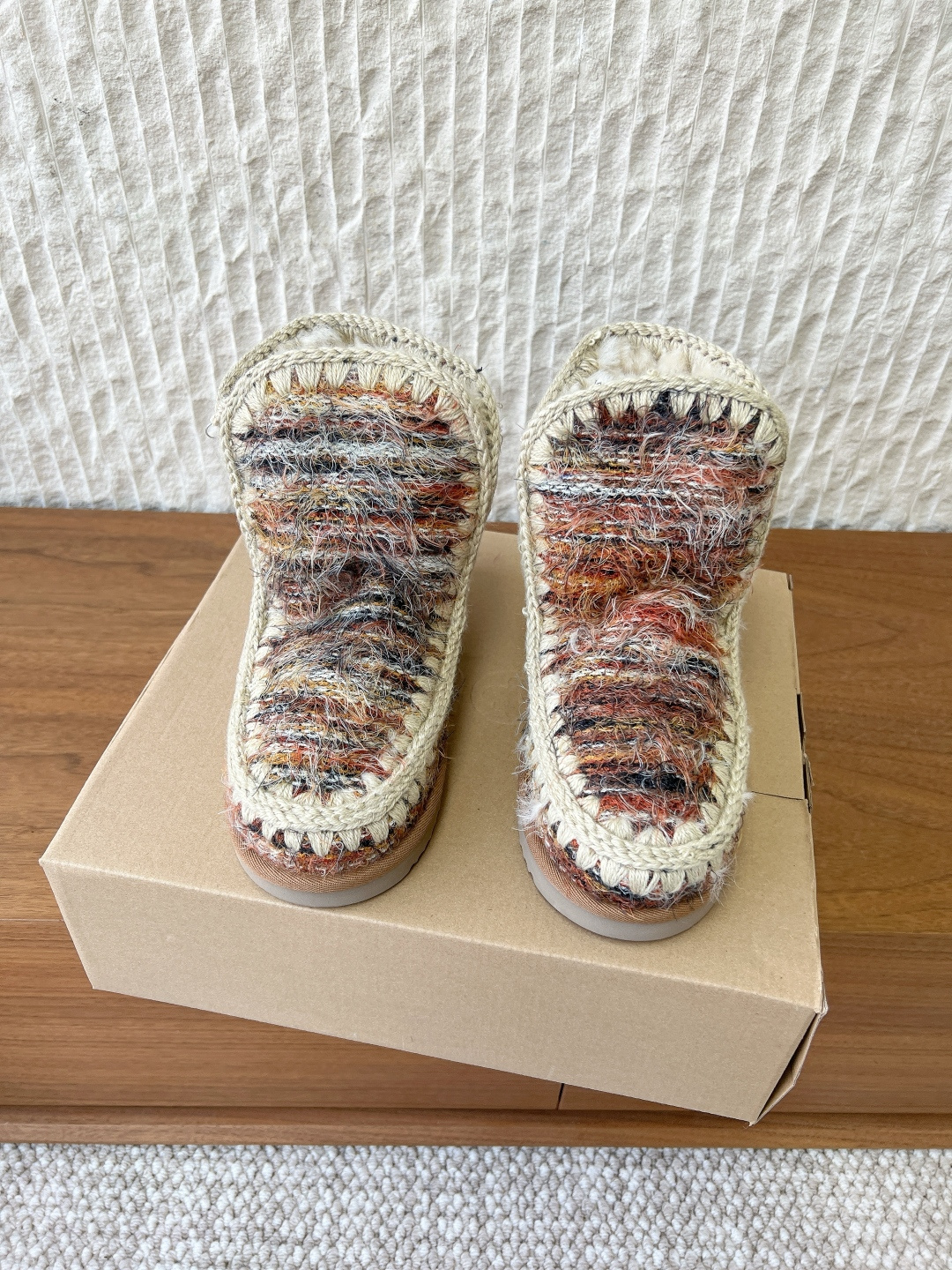 NO:649105,Short boots G095 MOU niche trendy brand 25ss new autumn and winter thick-soled snow boots. Comfortable and sophisticated at home. A pair of elastic thick-soled wool slippers are lazy and warm. The soles of the feet are like being caught in a gentle hug. The combination of soft sheepskin leather makes winter full of Maillard romance, whether out or at home. The upper is made of original imported cow suede/heavy industrial ethnic style hand-finished edges. The lining is wool and the sole is original custom-made rubber outsole.  Size35-39 (40.41 customized, non-returnable), snow boots, boots, slippers, sheepskin19860909短靴G095 MOU 小众潮牌 25ss秋冬新款 厚底 雪地靴 居家不失舒适与精致一双弹力厚底羊毛拖鞋慵懒而温暖 脚掌如同陷入了轻柔的拥抱中柔软的羊皮毛一体皮料结合无论外出还是居家 让冬季充满美拉德浪漫 鞋面采用原版进口牛反绒/重工民族风手工衍边 内里垫脚羊毛 鞋底原版定制橡胶大底 Size35-39(40.41定做不退换),雪地靴,boots,slippers,sheepskin,Women's Shoes