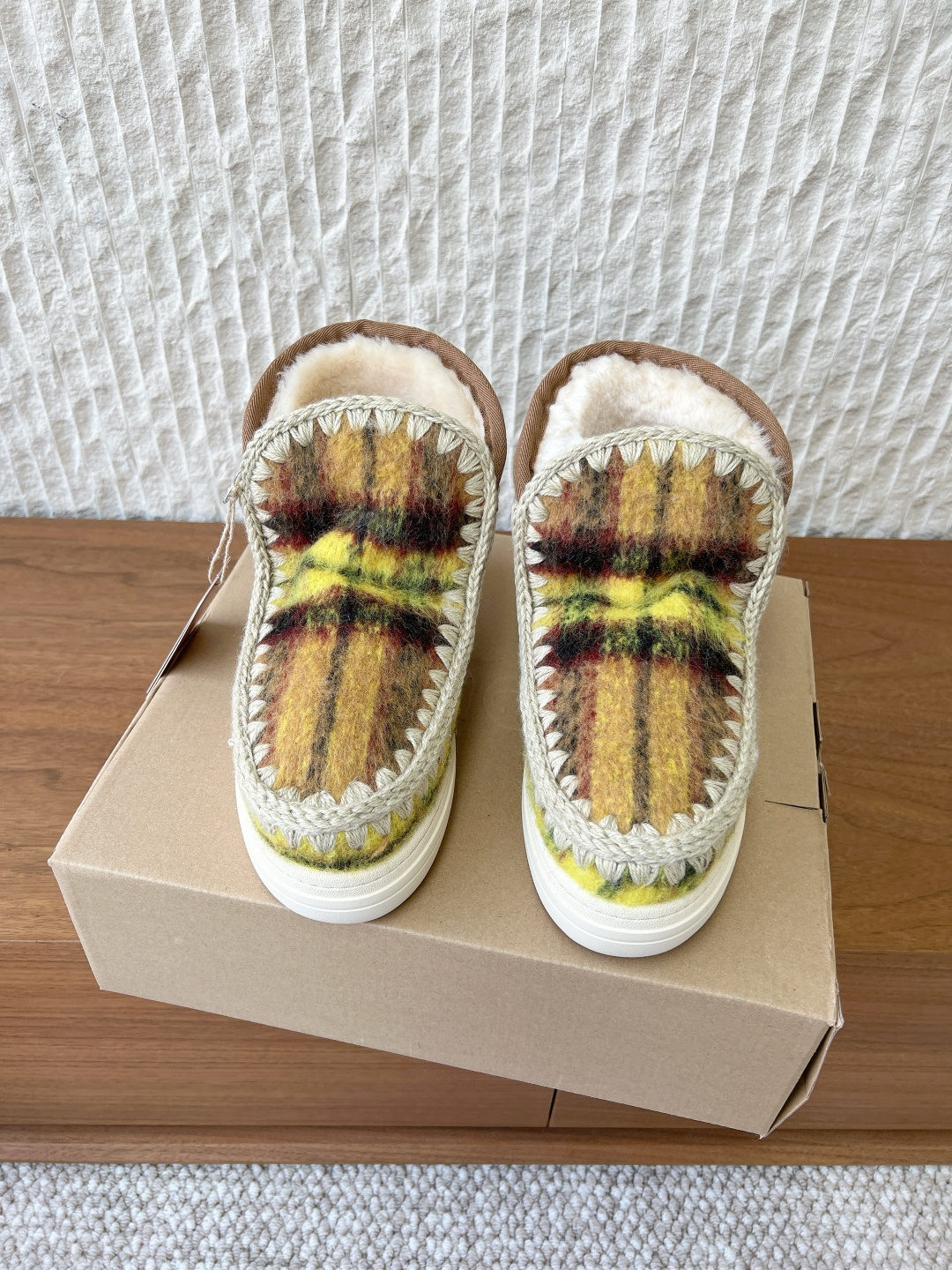 NO:649113,G095 MOU niche trendy brand 25ss new autumn and winter thick-soled snow boots. A pair of elastic thick-soled wool slippers for home comfort and sophistication. A pair of elastic thick-soled wool slippers are lazy and warm. The soles of the feet are like being caught in a gentle embrace. The combination of soft sheepskin and fur makes winter full of Maillard romance, whether out or at home. The upper is made of original imported cow suede/heavy industrial ethnic style hand-finished edges. The inner lining is made of wool. The sole is original customized rubber outsole.  Size35-39 (40.41 customized, non-refundable), snow boots, boots, slippers, sheepskin19860909G095 MOU 小众潮牌 25ss秋冬新款 厚底 雪地靴 居家不失舒适与精致一双弹力厚底羊毛拖鞋慵懒而温暖 脚掌如同陷入了轻柔的拥抱中柔软的羊皮毛一体皮料结合无论外出还是居家 让冬季充满美拉德浪漫 鞋面采用原版进口牛反绒/重工民族风手工衍边 内里垫脚羊毛 鞋底原版定制橡胶大底 Size35-39(40.41定做不退换),雪地靴,boots,slippers,sheepskin,Women's Shoes