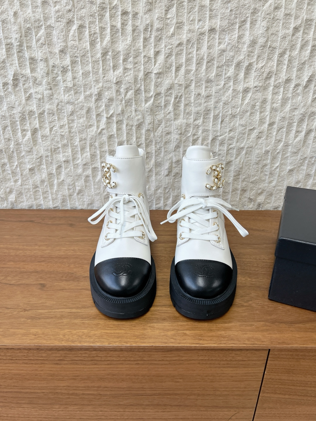 NO:649120,G750 Chanel Xiaoxiang 25ss new autumn and winter thick-soled lace-up short boots are the most worth-buying series of motorcycle boots this season. The unique golden leather strip logo perfectly adds to its low-key luxury. It is also very difficult to grab, grab, grab, grab. It’s so beautiful, so grab it. I don’t need to say more about how popular Martin boots are. The legendary slimming and leg-lengthening artifact. A must-have for shoe lovers.  No matter how you style it, there is no sense of violation. This year’s rare short boots are exciting. The upper is made of original imported cowhide/original hardware, the lining is sheepskin, and the sole is original custom-made rubber outsole. Size 35-39 (customized for 40, non-returnable), boots, chanel, boots, cowhide, sheepskin19860909G750 Chanel 小香 25ss秋冬新款 厚底系带 短靴 这季最值得入手的机车靴系列,特有的金色皮条大logo完美的增添了它的低调奢华感,也是各种抢、抢、抢、真的很难抢到货,美炸了,剁手入. 马丁靴有多火就不用我多说了 传说中的显瘦显腿长穿搭神器 鞋控的必入款 随意怎么搭都毫无违和感 今年难得心动的短靴. 鞋面采用原版进口牛皮/原版五金 内里垫脚羊皮 鞋底原版定制橡胶大底 码数35-39（40定做不退换）,靴子,chanel,boots,cowhide,sheepskin,Women's Shoes