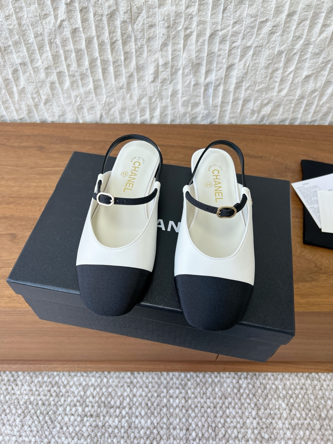 NO:649112,G081 Chanel Xiaoxiang 26C early spring new style color-blocked double C flat bottom back empty sandals Reconstruct the classic with Trompe-l’il visual art, making color matching a footnote to summer style. The iconic double C metal buckle embellishes the upper. The simple back empty design reveals slender ankles. The flat shoe shape inherits the comfort gene of 'stepping on shit' and shows a relaxed posture when walking. Paired with a tweed skirt, it is a French retro style  Pair it with high-waisted wide-leg pants for a neat commute, allowing every step to carry Xiaoxiang's unique elegant rhythm, which has become the key to style across scenes. The fabric is made of original imported lambskin, the lining is tiptoe silk sheepskin, the sole is original custom-made Italian leather outsole size 35-39 (40.41 customization is non-returnable), sandals, chanel, sandals, flats, skirts, sheepskin, Leather soles19860909G081 Chanel 小香 26C早春新款 拼色 双C 平底 后空 凉鞋 以Trompe-l’il视觉艺术重构经典 让拼色成为夏日格调的注脚. 标志性双C金属扣点缀鞋面 简约后空设计露出纤细脚踝 平底鞋型承袭“踩屎感”舒适基因 行走间尽显松弛姿态. 搭配斜纹软呢短裙是法式复古 配高腰阔腿裤显利落通勤 让每一步都带着小香独有的优雅韵律 成为跨越场景的风格密钥. 面料采用原版进口小羊皮 内里踮脚丝绸羊皮 鞋底原版定制意大利真皮大底 size35-39（40.41定制不退换）,凉鞋,chanel,sandals,flats,skirts,sheepskin,Leather soles,Women's Shoes