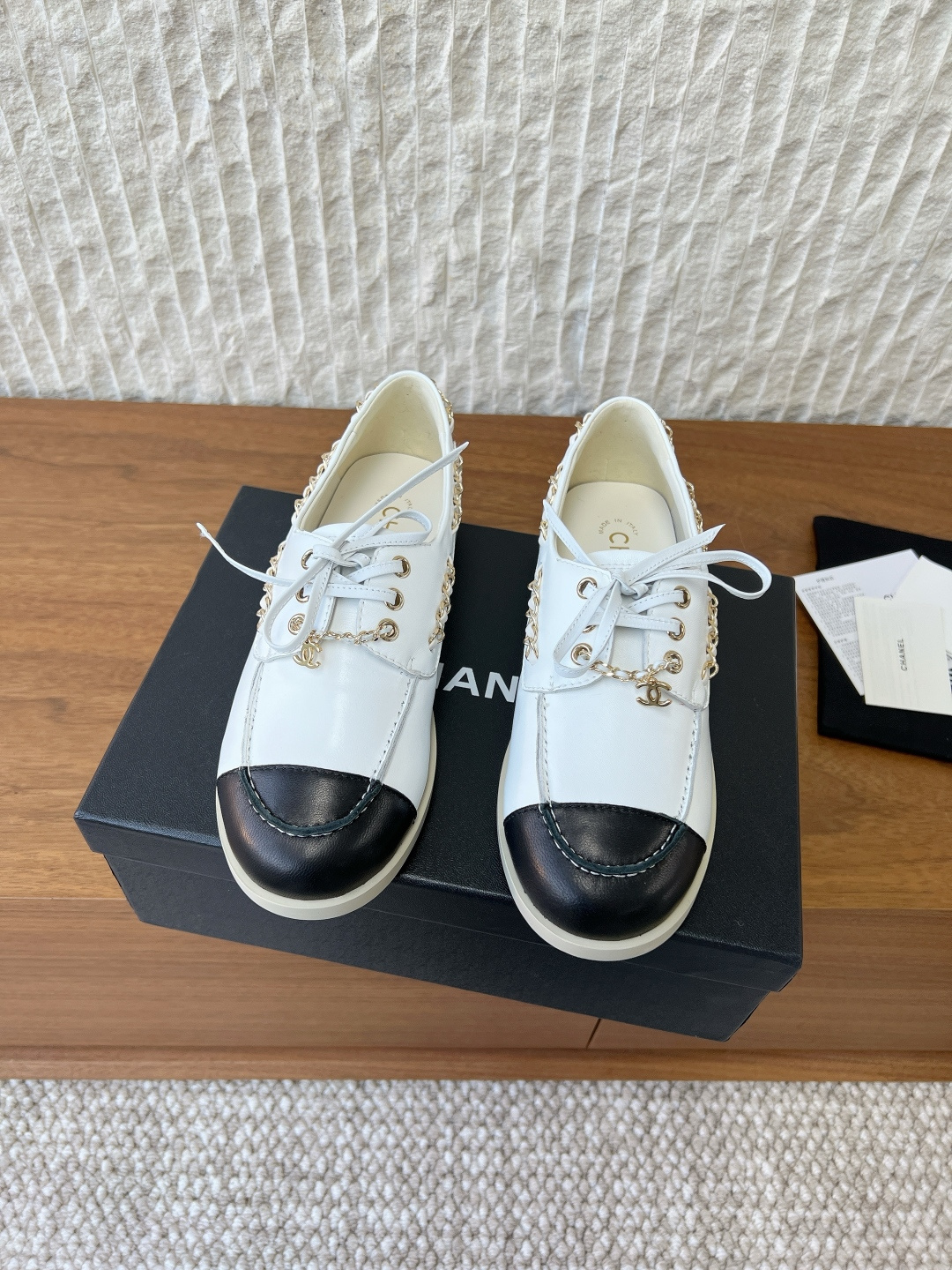 NO:649104,G081 Chanel Xiaoxiang 25K new autumn and winter casual shoes and loafers Another super popular style, the love of Internet celebrity bloggers and ladies, and various praises on social platforms. Popular and super high-quality, breathable and super spring and summer. Seeing this issue always arouses the inner desire of girls for fashion. The latest suede material. Classic color matching. Full of fashionable footwear. Easy to care for. The fabric is made of original imported suede. The lining is sheepskin.  Original custom-made non-slip rubber outsole Size: 35-39 (40.41 custom-made, non-returnable), loafers, chanel, loafers, sheepskin, chamois leather19860909G081 Chanel 小香 25K秋冬新款 休闲鞋 乐福鞋 又一超级大爆款,网红博主小姐姐们的挚爱,社交平台的各种夸赞 人气超高质感透气超级春夏,看到这期总能唤起少女内心对时髦的诉求 最新麂皮材质 经典配色 上脚时髦感十足 容易打理 面料采用原版进口麂皮 内里垫脚羊皮 鞋底原版定制防滑橡胶大底 Size : 35-39（40.41订做不退换）,乐福鞋,chanel,loafers,sheepskin,chamois leather,Women's Shoes