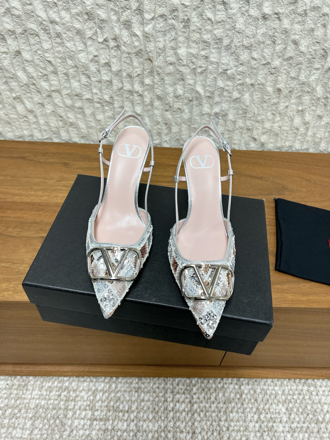 NO:649088,G061 Valentino 26ss early spring new high-heeled sandals, beautiful texture, very easy to match, can be worn in any season. This series of Valentino interprets a new fashion charm. It continues the super high-heeled design and is favored by well-known overseas bloggers. Millions of fan bloggers love it and sell well at home and abroad. It is out of stock in China. Candy color matching, every color is beautiful. The upper is made of original imported sequined pearls. The lining is sheepskin. Heel height is 8.5cm.  Original custom-made leather outsole, size 35-39 (40. Customized, non-returnable), high heels and sandals, valentino, valentino, sandals, high heels, sheepskin, Leather soles19860909G061 Valentino 华伦天奴 26ss早春新款 高跟 凉鞋 绝美的质感 非常好搭配,任何季节可穿 华伦天奴此系列演绎全新时尚魅力 延续超高跟设计 深得海外知名博主青睐 千万粉丝博主倾情演绎,畅销海内外 国内已经断货 糖果色配色,每个颜色都是绝美 鞋面采用原版进口亮片珍珠 内里垫脚羊皮 跟高8.5cm 鞋底原版定制真皮大底 码数35-39（40.定做不退换）,高跟鞋凉鞋,valentino,valentino,sandals,high heels,sheepskin,Leather soles,Women's Shoes