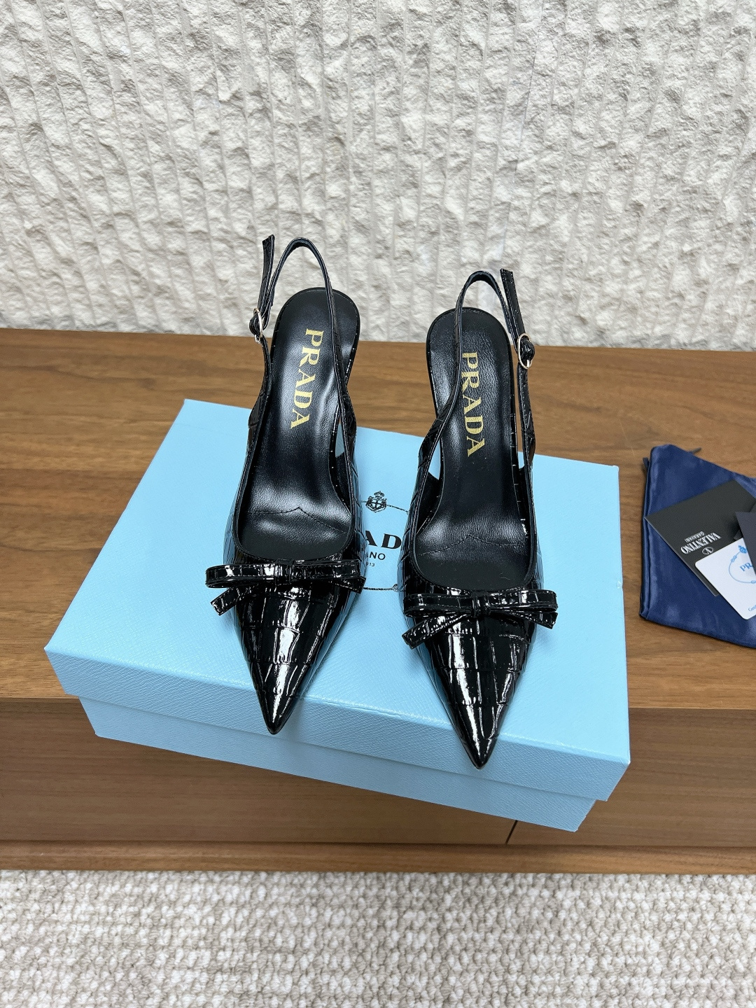 NO:649097,G061 Prada 26ss early spring new bow sandals high heels PRADA black patent leather high heels, pointed toe + stiletto heel design, heel height about 8.5cm, elegant and long legs. The upper is decorated with bows, full of sophistication, and the back strap is more comfortable. The texture is high-end and durable. It can be easily controlled whether commuting, dating or formal occasions. It has both temperament and practicality. It is a must-have item in the wardrobe of urban girls!  The upper is made of original imported cowhide, the lining is sheepskin, the sole is original custom-made Italian genuine leather outsole, size 35-39 (custom-made for 40, non-returnable), high heels and sandals, prada, prada, sandals, high heels, cowhide, sheepskin, Leather soles19860909G061 Prada 普拉达 26ss早春新款 蝴蝶结凉鞋 高跟鞋 PRADA黑色漆皮高跟鞋,尖头+细跟设计,跟高约8.5cm,优雅又显腿长.鞋面蝴蝶结点缀,精致感满满,后空绑带更舒适. 质感高级又耐穿心. 无论通勤、约会还是正式场合,都能轻松驾驭 气质与实用性兼具,是都市女生衣橱必备单品！ 鞋面采用原版进口牛皮 内里垫脚 羊皮 鞋底原版定制意大利真皮大底 码数35-39（40定做不退换）,高跟鞋凉鞋,prada,prada,sandals,high heels,cowhide,sheepskin,Leather soles,Women's Shoes