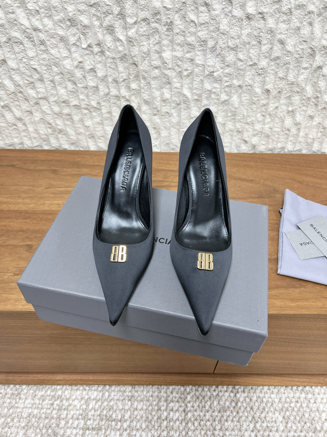 NO:649079,G061 Balenciaga 26ss early spring new BB diamond buckle high heels Balenciaga BB diamond buckle high heels, satin + full diamond BB buckle, full of luxury and elegance!  The pointed toe design modifies the foot shape, the 8cm stiletto heel elongates the leg line, and has a great temperament. The Italian genuine leather outsole is comfortable and durable, and the shallow mouth design is easy to put on and take off. It can be easily used for commuting, dating, and formal occasions. Skirts and trousers are very versatile. The upper is made of original imported silk satin/original diamonds. The lining is sheepskin. The sole is original customized Italian genuine leather outsole. The size is 35-39 (40 customizations are not returnable). High-heeled shoes, balenciaga, balenciaga, high  heels,skirts,sheepskin,real silk,silk fabric,Leather soles19860909G061 Balenciaga 巴黎世家 26ss早春新款 BB钻扣 高跟鞋 巴黎世家BB钻扣高跟鞋,绸缎+满钻BB 扣,奢华优雅感拉满！尖头设计修饰脚型,8cm细跟拉长腿部线条,气质绝了 意大利真皮大底,舒适又耐用,浅口设计穿脱方便 通勤、约会、正式场合都能轻松驾驭 裙装裤装都超百搭 鞋面采用原版进口真丝绸缎/原版钻 内里垫脚羊皮 鞋底原版定制意大利真皮大底 码数35-39（40定做不退换）,高跟鞋单鞋,balenciaga,balenciaga,high heels,skirts,sheepskin,real silk,silk fabric,Leather soles,Women's Shoes