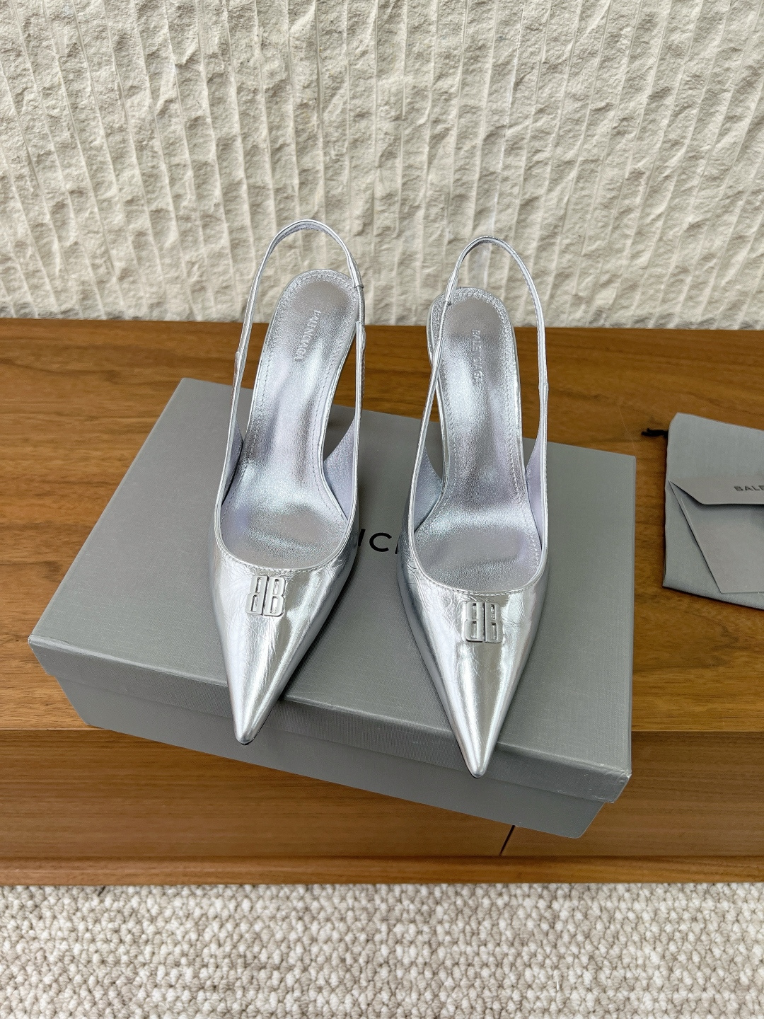 NO:652263,G268 Balenciaga 26ss early spring new BB diamond buckle high heels Balenciaga BB diamond buckle high heels, satin + full diamond BB buckle, full of luxury and elegance!  The pointed toe design modifies the foot shape, and the 8cm stiletto heel elongates the leg line, giving you a great temperament. The Italian leather outsole is comfortable and durable, and the shallow mouth design is easy to put on and take off. It can be easily used for commuting, dating, and formal occasions. Skirts and trousers are very versatile. The upper is made of original imported cowhide. The lining is sheepskin. The heel height is 8.5cm. The sole is original and customized Italian leather outsole.  Size 35-39 (40.41.42 customized, non-returnable), high heels, balenciaga, balenciaga, high heels, skirts, cowhide, sheepskin, silk fabric, Leather soles19860909G268 Balenciaga 巴黎世家 26ss早春新款 BB钻扣 高跟鞋 巴黎世家BB钻扣高跟鞋,绸缎+满钻BB 扣,奢华优雅感拉满！尖头设计修饰脚型,8cm细跟拉长腿部线条,气质绝了 意大利真皮大底,舒适又耐用,浅口设计穿脱方便 通勤、约会、正式场合都能轻松驾驭 裙装裤装都超百搭 鞋面采用原版进口牛皮 内里垫脚羊皮 跟高8.5cm 鞋底原版定制意大利真皮大底 码数35-39（40.41.42定做不退换）,高跟鞋单鞋,balenciaga,balenciaga,high heels,skirts,cowhide,sheepskin,silk fabric,Leather soles,Women's Shoes