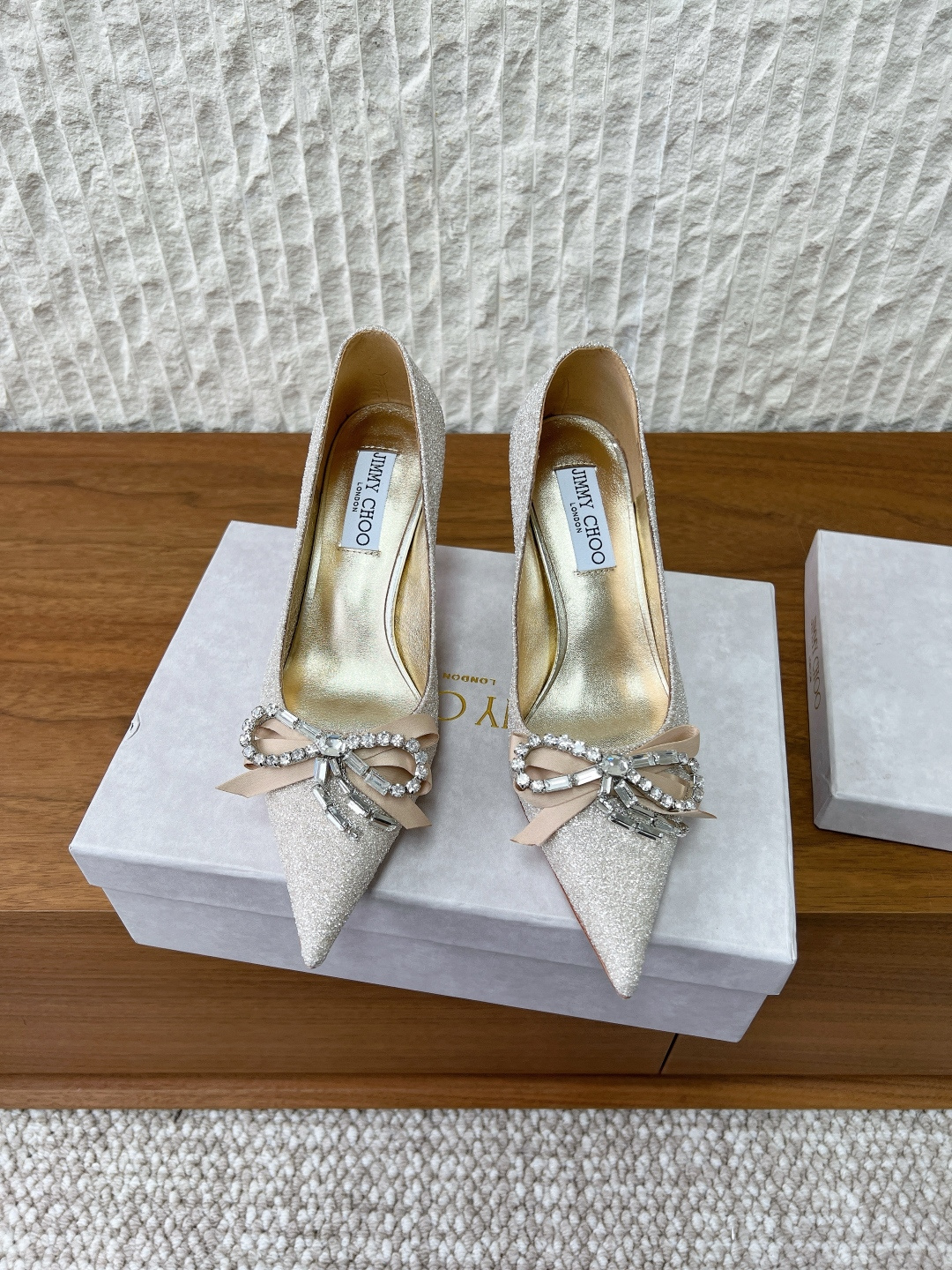 NO:652247,G268 Jimmy Choo 26ss early spring new model Diamond bow pointed toe hot diamond high heels blur the line between shoes and distinctive JC style design. Exquisite and graceful hanging, just like wearing an elegant ankle chain for slender feet. There are also many exquisite crystal pendants on the heel line to highlight the unique shoe shape. The pointed toe is paired with a 7cm slender high heel, which is fashionable and eye-catching and unforgettable. The upper is imported cowhide with open edge beads.  The upper is made of original imported cowhide/diamond, the lining is sheepskin, the heel height is 7cm, the sole is original custom-made Italian leather outsole, size 35-39 (40.41.42 custom-made, non-refundable), high-heeled shoes, jimmy choo, jimmy choo, high heels, cowhide, sheepskin, Leather soles19860909G268 Jimmy Choo 吉米周 26ss早春新款 钻饰蝴蝶结 尖头 烫钻 高跟鞋 模糊鞋履与之间的界线 鲜明 JC 风格设计. 精美上优美悬垂,宛如为纤足戴上优雅踝链. 另有多颗精美水晶垂饰后跟线,突显别致鞋型,尖头配以7厘米纤细高跟,时髦吸睛,令人难以忘怀 鞋面进口牛皮开边珠格力特 鞋面采用原版进口牛皮/钻 内里垫脚羊皮 跟高7cm 鞋底原版定制意大利真皮大底 码数35-39（40.41.42定做不退换）,高跟鞋单鞋,jimmy choo,jimmy choo,high heels,cowhide,sheepskin,Leather soles,Women's Shoes