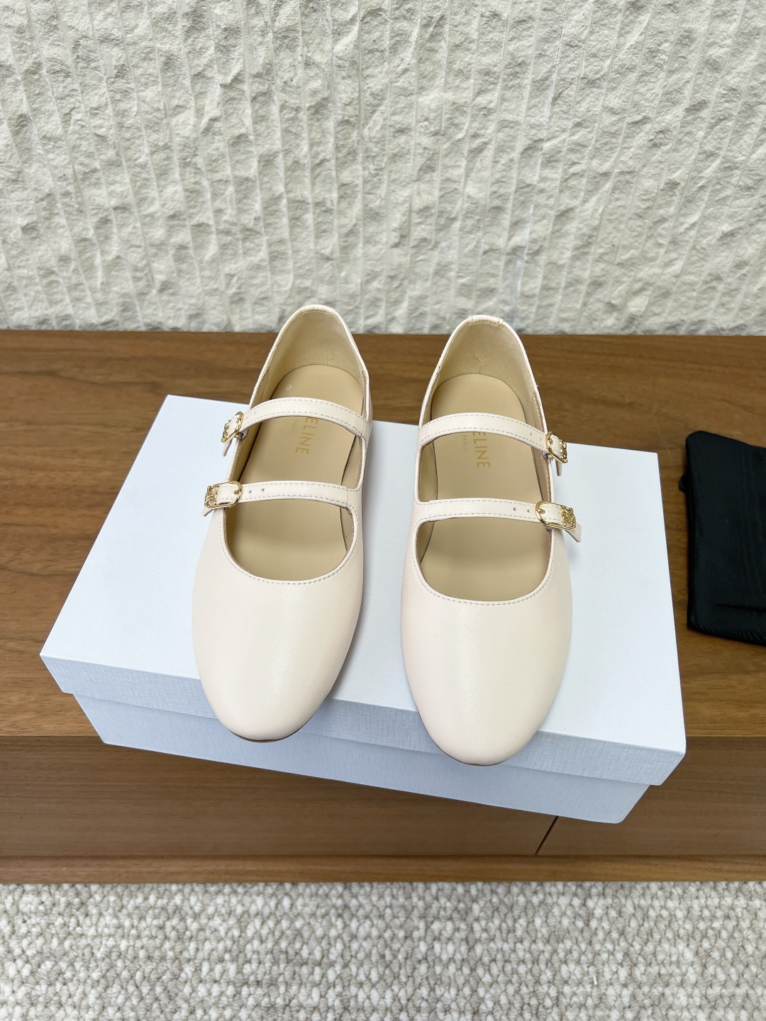 NO:652238,G637 Celine Celine 26ss early spring new double strap Mary Jane flat shoes CELINE Les Ballerines black gold Mary Jane shoes, double strap + metal buckle design, simple, elegant and retro. It is very comfortable for daily commuting or long-term wear. The round toe design makes the feet smaller, full of French romantic atmosphere, and can be easily matched with skirts and trousers. It is a versatile artifact in spring and summer!  The upper is made of original imported cowhide/horse hair, the lining is sheepskin, the sole is original custom-made Italian leather outsole, size 35-39 (40.41 custom-made, non-refundable), Mary Jane, celine, celine, mary jane, flats, skirts, cowhide, sheepskin, Leather soles19860909G637 Celine 赛琳 26ss早春新款 双袢带 玛丽珍 平底鞋 CELINE Les Ballerines黑金玛丽珍鞋,双袢带+金属扣设计 简约优雅又复古. 日常通勤或长时间穿都很舒适心. 圆头设计显脚小,法式浪漫氛围感满满,裙装裤装都能轻松搭配,是春夏百搭神器！ 鞋面采用原版进口牛皮/马毛 内里垫脚羊皮 鞋底原版定制意大利真皮大底 码数35-39（40.41定做不退换）,玛丽珍,celine,celine,mary jane,flats,skirts,cowhide,sheepskin,Leather soles,Women's Shoes