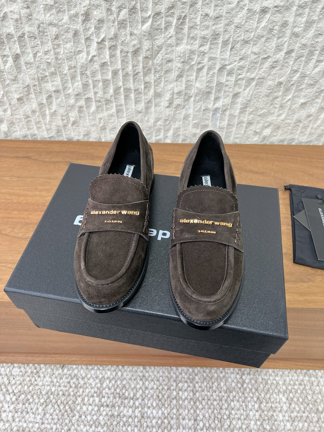 NO:652244,G172 Alexander Wang 26ss early spring new carter logo decorated loafers. These Alexander Wang loafers are made of cow suede, with fine suede texture, low-key luxury. The upper has a metal letter logo, full of brand feeling. Classic loafer design, simple and elegant, easy to control for commuting and leisure. Sheepskin lining, comfortable to wear. Super versatile in autumn and winter, can be easily held in either formal or casual wear!  The fabric is made of original imported suede/cow leather, the lining is sheepskin, the outsole is original custom-made Italian leather outsole, Size35-39 (40.41 custom-made, non-returnable), loafers, alexander wang, cartier, loafers, cowhide, sheepskin, chamois leather, Leather soles19860909G172 Alexander Wang 亚力山大王 26ss早春新款 carter 徽标装饰 乐福鞋 这款Alexander Wang乐福鞋选用牛麂皮,翻毛皮质感细腻,低调奢华. 鞋面有金属字母标识,品牌感满满.经典乐福鞋设计,简约大方,通勤休闲都能轻松驾驭气. 羊皮内里,穿着舒适.秋冬季节超百搭,无论正装还是休闲都能轻松hold住！ 面料采用原版进口麂皮/牛皮 内里垫脚羊皮 大底原版定制意大利真皮大底 Size35-39（40.41定做不退换）,乐福鞋,alexander wang,cartier,loafers,cowhide,sheepskin,chamois leather,Leather soles,Women's Shoes