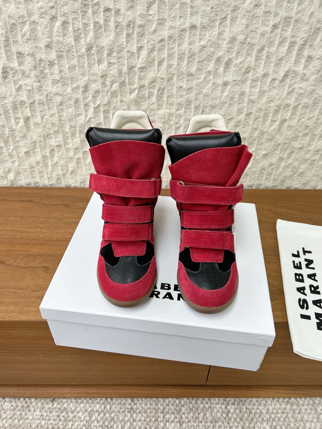 NO:652270,G519 ISABEL MARANT Isabel 25ss new autumn and winter style, inner heightening, color matching, casual shoes, sports shoes. This pair of shoes cleverly integrates the brand's iconic casual style. Simple and smooth lines outline a fashionable silhouette. The carefully designed inner heightening of the sole can elongate the leg line, avoiding the rigid 'hateful height' feeling. The soles of the feet are evenly stressed when walking, and there is no feeling of fatigue after wearing for a long time.  Whether paired with high-waisted jeans to create a lazy street style, or paired with a floral skirt to balance the sweet and cool style, it can easily blend into the style. The brand logo details on the side of the shoe low-key highlight the texture, making 'increasing height' no longer a deliberate pursuit, but a plus point in comfortable dressing. The fabric is made of original imported cowhide/cowhide, the lining is sheepskin, and the sole is original customized TPU rubber outsole.  size35-39 (40 customized, non-refundable), boots, boots, sneakers, skirts, jeans, cowhide, sheepskin19860909G519 ISABEL MARANT 伊莎贝尔 25ss秋冬新款 内增高 拼色 休闲鞋 运动鞋 这双鞋巧妙融入品牌标志性的随性风格 简约流畅的线条勾勒出时尚轮廓. 鞋底精心设计的内增高 能拉长腿部线条 既规避了生硬的“恨天高”感 行走时脚掌受力均匀 久穿也无疲惫感. 无论是配高腰牛仔裤打造慵懒街拍感, 还是搭碎花半裙平衡甜酷风格 轻松融入造型 鞋侧的品牌标识细节 低调彰显质感 让“增高”不再是刻意的追求 而是自在穿搭里的加分项. 面料采用原版进口牛京/牛皮 内里垫脚羊皮 鞋底原版定制TPU橡胶大底 size35-39（40定做不退换）,靴子,boots,sneakers,skirts,jeans,cowhide,sheepskin,Women's Shoes