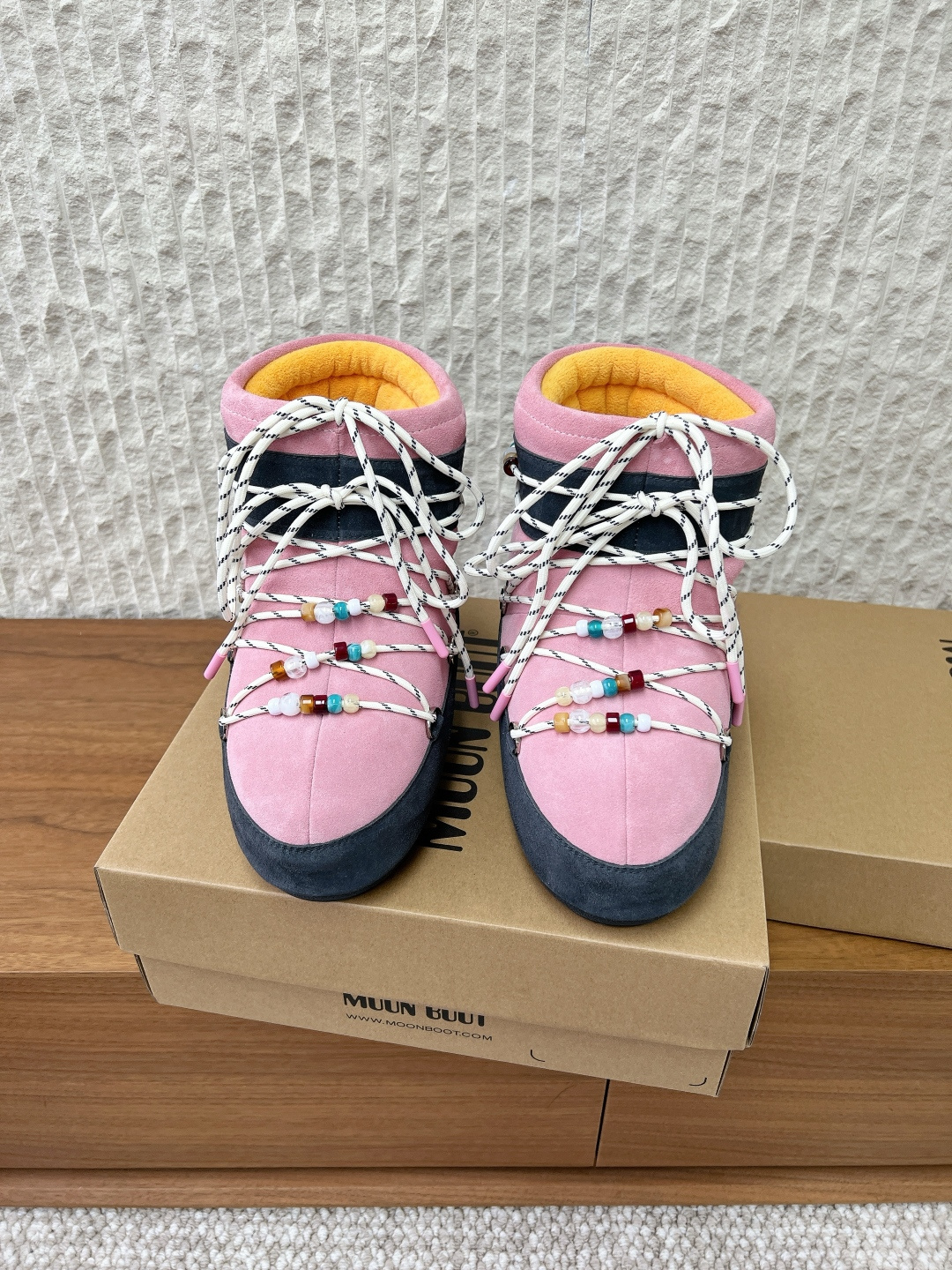 NO:654008,G199 Moon Boot, a niche fashion brand, 25ss autumn and winter series, fat and snow boots. If you have difficulty accepting the revival of UGG, now there is a more alternative snow boot that is back. That is the Moon Boot. The inner height is increased by 4cm. It has been very popular in the millennium. Paris Hilton, Victoria Beckham and other celebrities often wore it. Now the Y2K trend is popular again. The same QQ show outfit for young children.  The ugly snow boots that were shown by thousands of people have become popular again. They are not divided into men and women. They look slim and warm and easy to wear. The upper is made of original cow suede/original fabric. The inner foot pad is woven with lamb wool. The inner height is increased by 4cm. The sole is original thermoplastic rubber outsole. Sizes 35-39 (40.41. Customized, non-refundable), snow boots, boots19860909G199 Moon Boot 小众潮牌 25ss秋冬系列 胖呼呼 雪地靴 如果你难以接受UGG的复兴 那现在有一款更另类的雪地靴又杀回来了 那就是Moon Boot月亮靴 内增高4cm 在千禧年就已经非常火了 当年paris hilton、victoria beckham 等名人经常穿它,如今Y2K风潮再次流行 痞幼同款QQ秀穿搭 万人大秀的丑萌雪地靴重新翻红 不分男女不分左右 看着巨无霸巨显瘦还暖和好穿 鞋面采用原版牛反绒/原版布 内里垫脚复织羊羔毛 内增高4cm 鞋底原版热塑性橡胶大底 尺码35-39（40.41.定做不退换）,雪地靴,boots,Women's Shoes