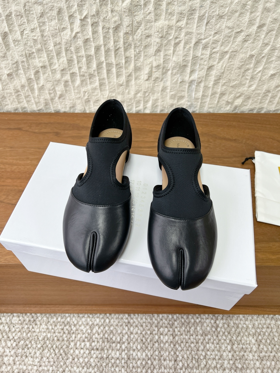 NO:654077,G279 Maison Marginal Marginal 26ss early spring new style split toe hollow Mary Jane ballet shoes Margiela designer is so talented, using Lycra cloth and soft and delicate sheepskin as design elements to create shoes. The hollow shoes are capable and exquisite, paired with short skirts and sexy personality. Niche design shoes French flat shoes, the upper foot is comfortable and versatile. The fabric is made of original imported sheepskin/Lycra cloth and the inner padding sheepskin  Original custom-made Italian leather outsole, size 35-39 (40 orders are not returnable), sandals, masion margiela, sandals, mary jane, skirts, sheepskin, Leather soles19860909G279 Maison Marginal 马吉拉 26ss早春新款 分脚趾 中空 玛丽珍 芭蕾舞鞋 马吉拉设计师太有才了 、采用了莱卡布碰撞柔软细腻的羊皮作为设计元素打造鞋品 中空鞋干练精致 、搭配短裙 性感个性 小众设计鞋法式平底单鞋 上脚舒适百搭休闲 面料采用原版进口羊皮/莱卡布 内里垫脚羊皮 鞋底原版定制意大利真皮大底 码数35-39（40订做不退换）,凉鞋,masion margiela,sandals,mary jane,skirts,sheepskin,Leather soles,Women's Shoes