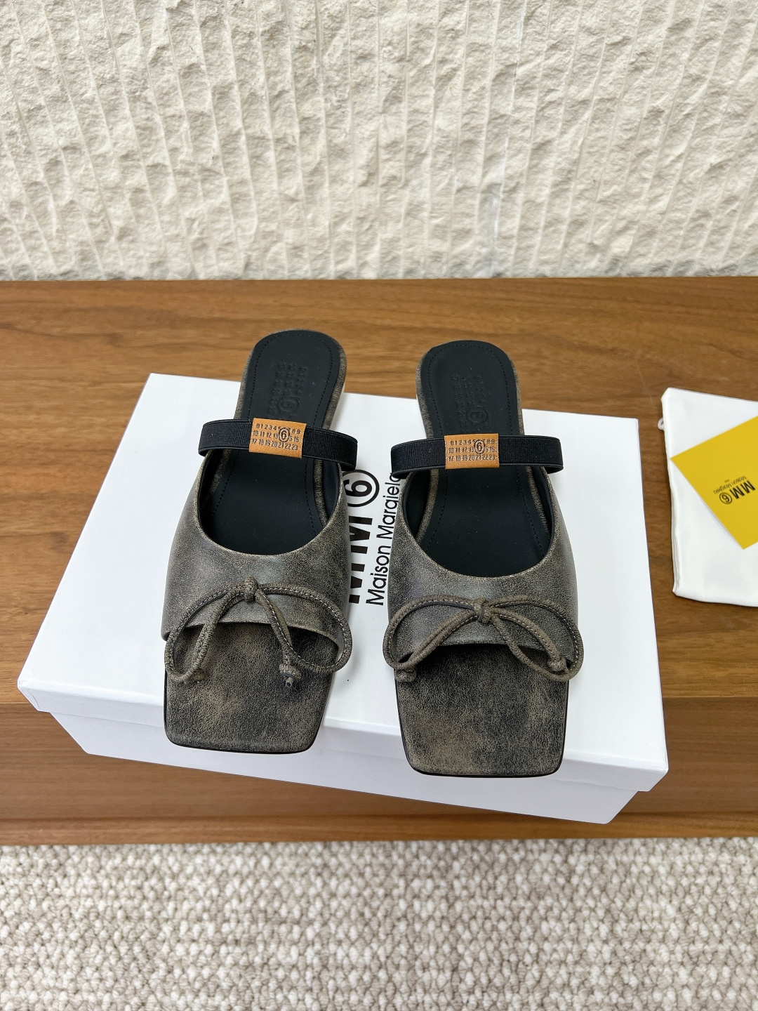 NO:654055,G069 MaisonMargiela 26ss early spring new style, letter elastic band, fish mouth, square toe, flat back, slippers. The softness of ballet shoes is pinched into a sharp outline. The open toe cutout is a 'careful device' in laziness. The matte black leather is wrapped in deconstructed lines. When you step on it, you will feel the Parisian fashion of 'effortless but big win'. The upper is made of original imported cowhide/exploded cowhide, and the lining is made of cowhide.  Original custom-made Italian leather outsole, size 35-39 (40.41 custom-made, non-refundable), ballet slippers, masion margiela, slippers, cowhide, Leather soles19860909G069 MaisonMargiela 马吉拉 26ss早春新款 字母弹力带 鱼嘴 方头 后空平底 拖鞋 把芭蕾鞋的柔捏成尖锐轮廓 露趾切口是慵懒里的“小心机” ” 哑光黑皮革裹着解构线条 踩上就是巴黎人那种“没费力但赢很大”的时髦  鞋面采用原版进口牛皮 /爆裂牛皮 内里垫脚牛皮 鞋底原版定制意大利真皮大底 码数35-39（40.41定做不退换）,拖鞋芭蕾舞鞋,masion margiela,slippers,cowhide,Leather soles,Women's Shoes